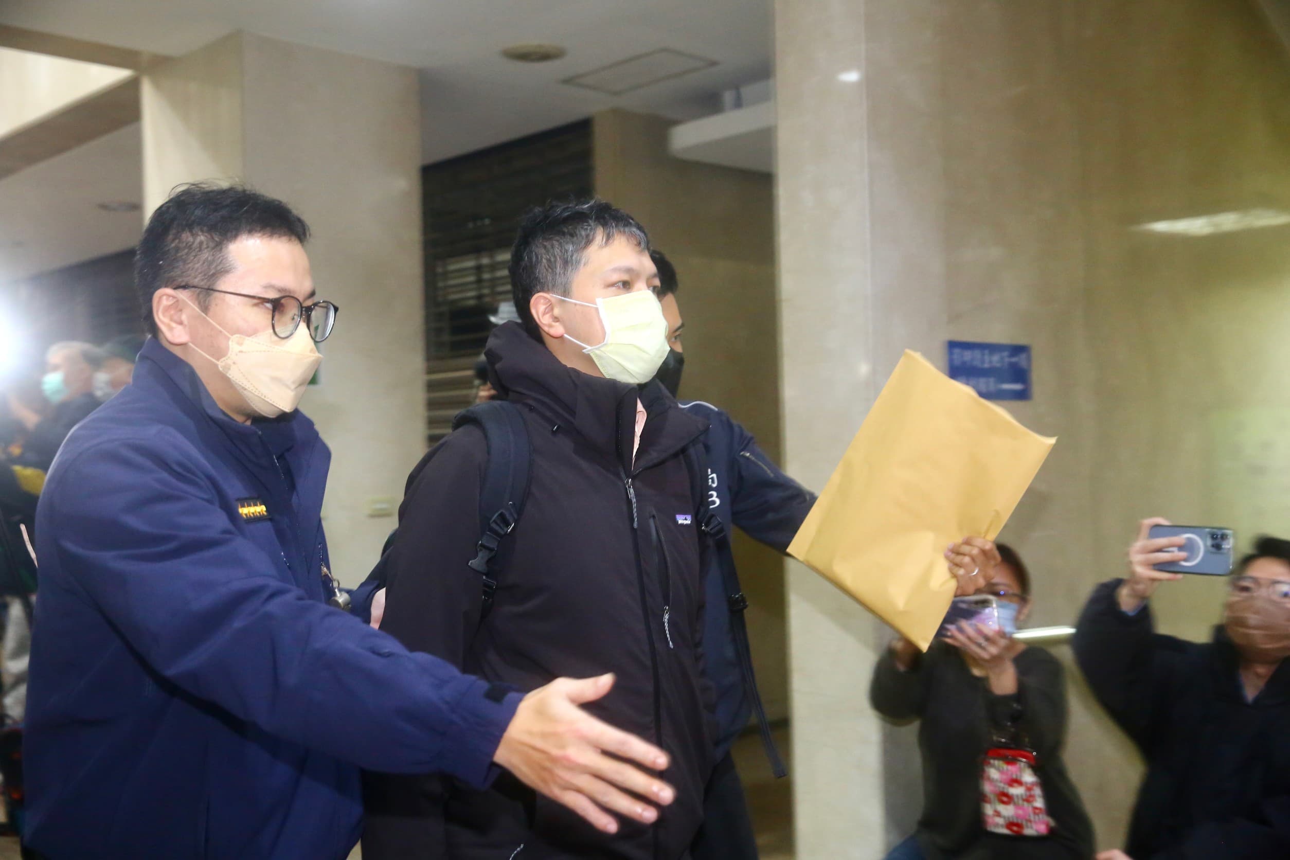 陳奐宇晚間10點左右也從北機移送北檢複訊。
