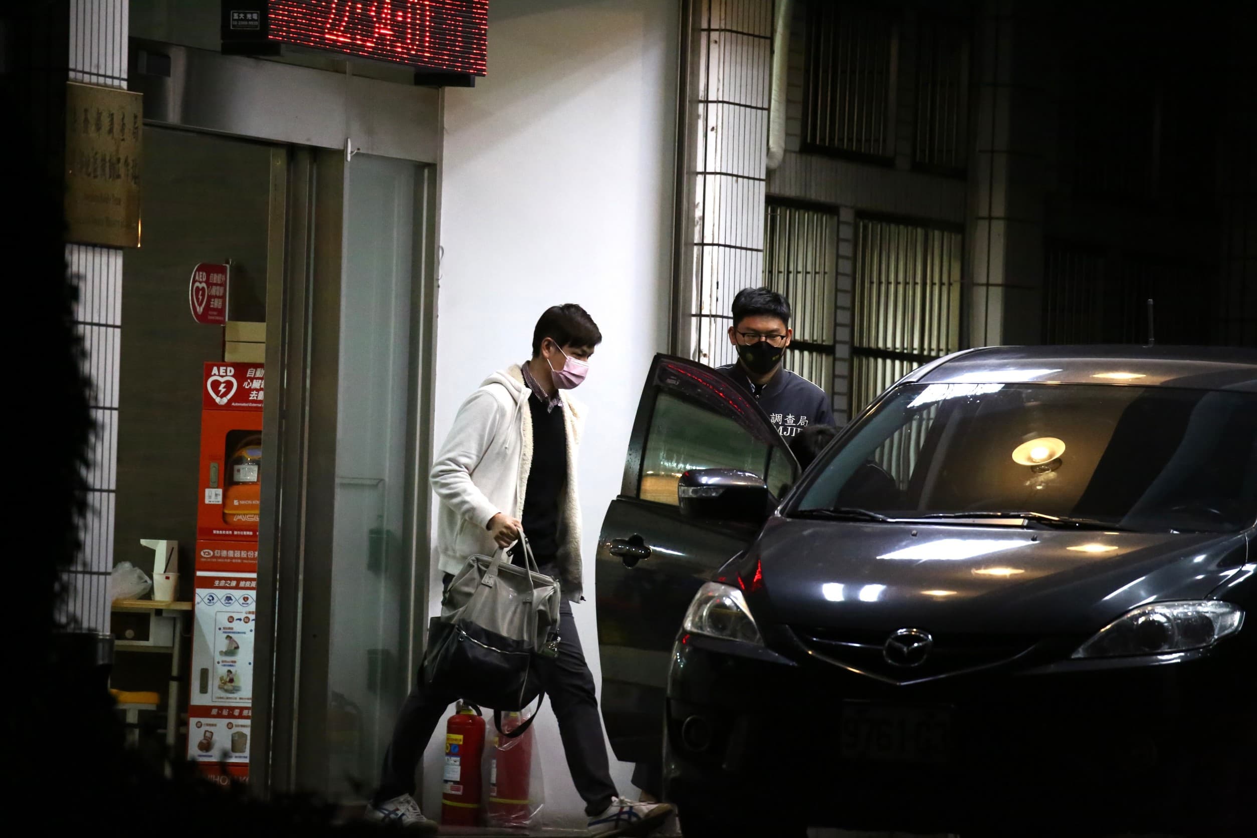 高虹安男友、前助理李忠庭晚間10點34分離開北機站,移送北檢複訊。