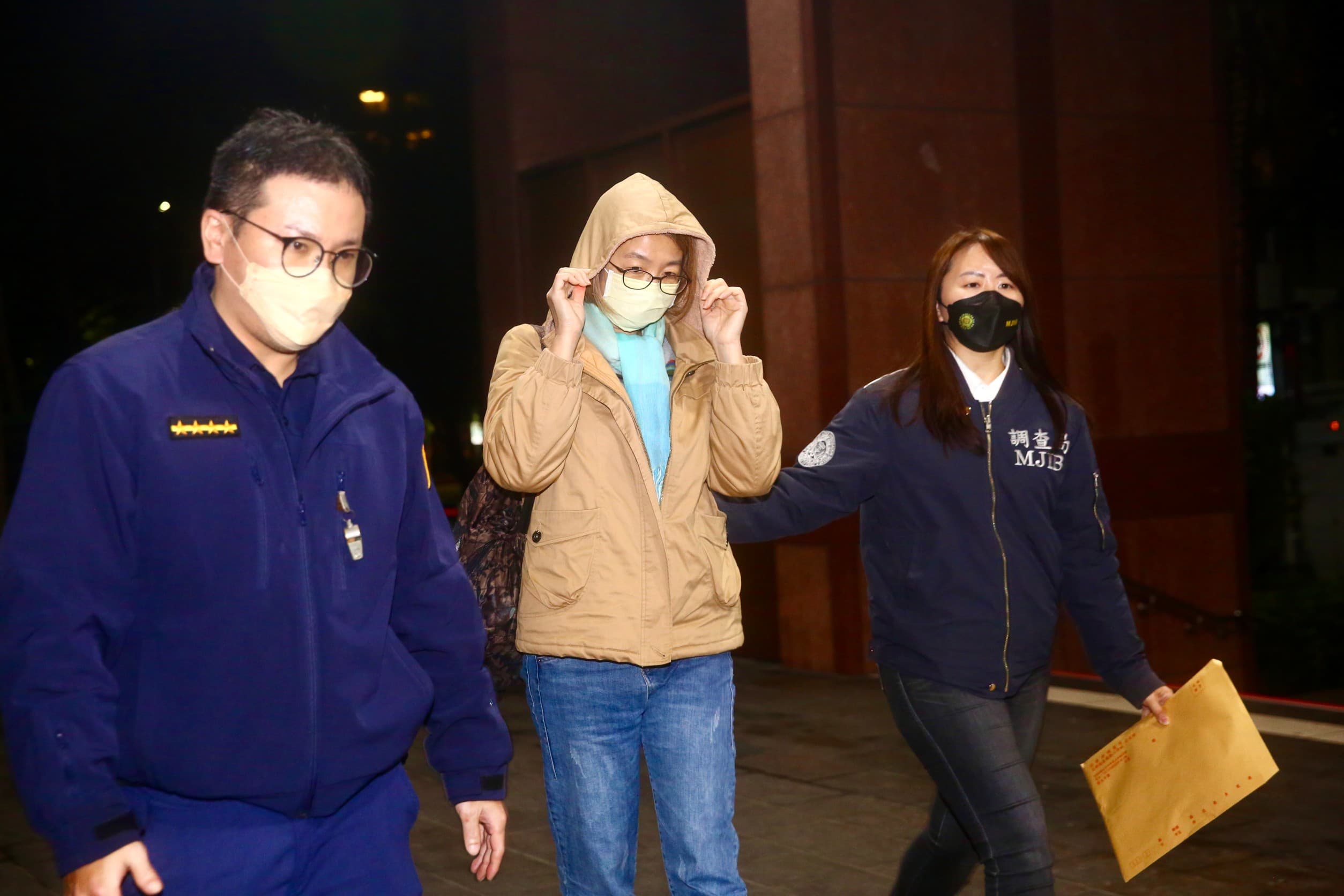 行政主任黃鈴惠以證人身分被傳喚,晚間11點08分從北機離開前往北檢。