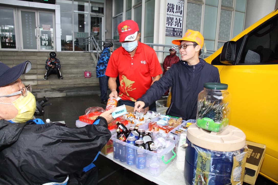 服務他人能夠找到人生的價值,視障者(小佳)雖無法騎車環島,但也隨著有緣人團隊一起擔任環島志工。
