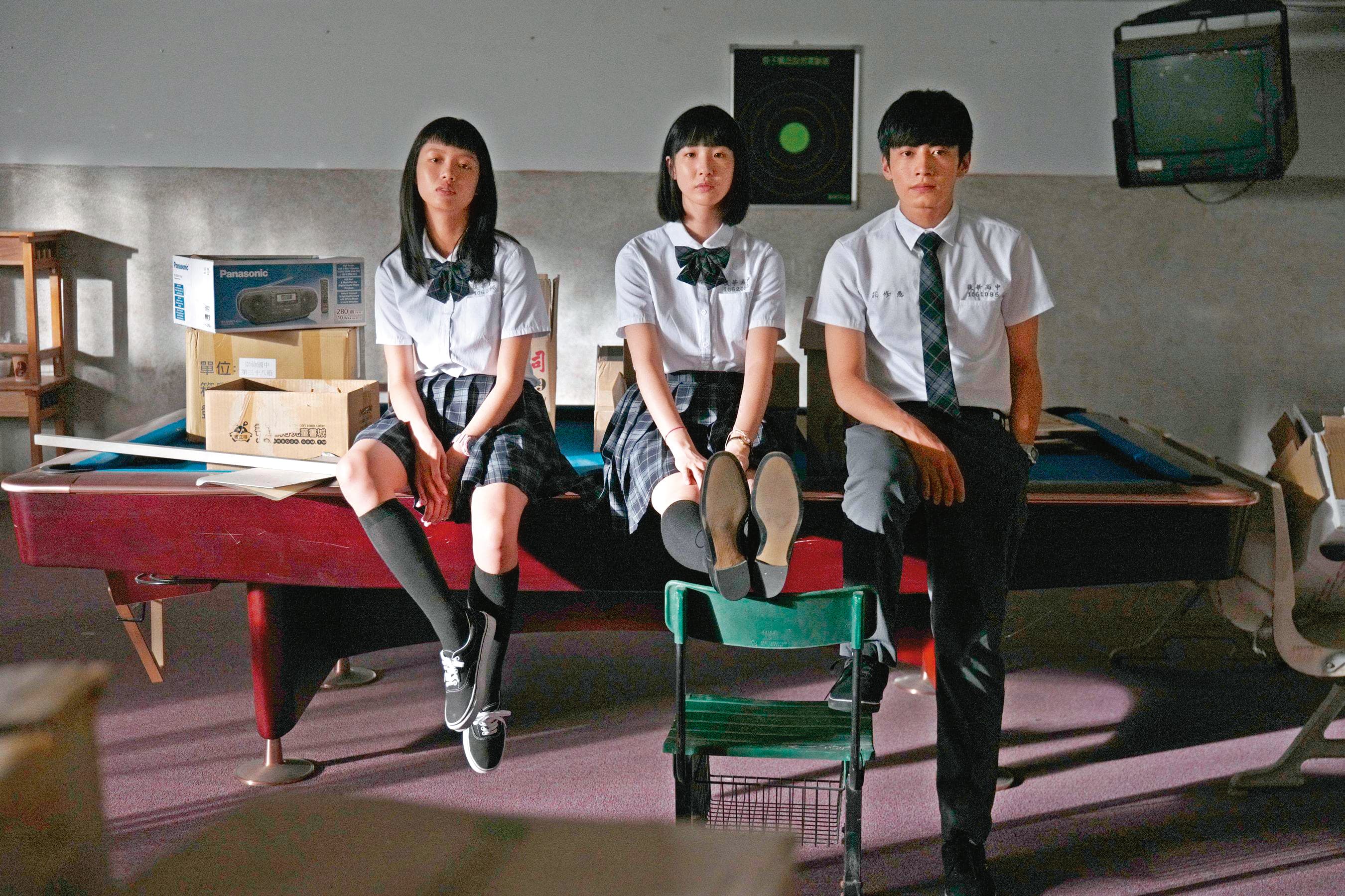 王渝屏(左)至今的角色以學生居多,曾和宋柏緯(右)、劉主平(中)演出青春電影《哈囉少女》。