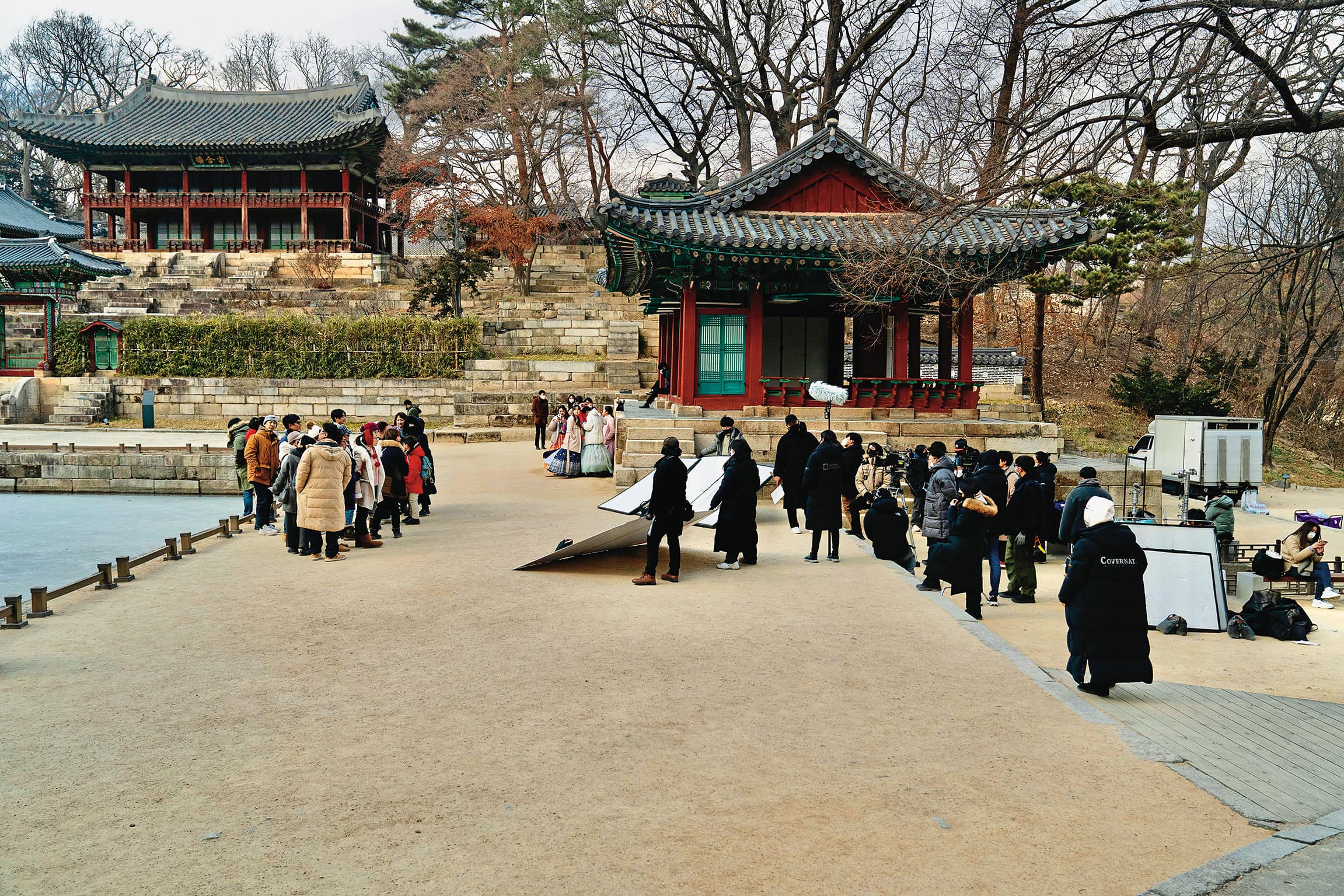 電影中有高達8成以上的場景在韓國拍攝,並赴當地名勝古蹟取景。(采昌提供)