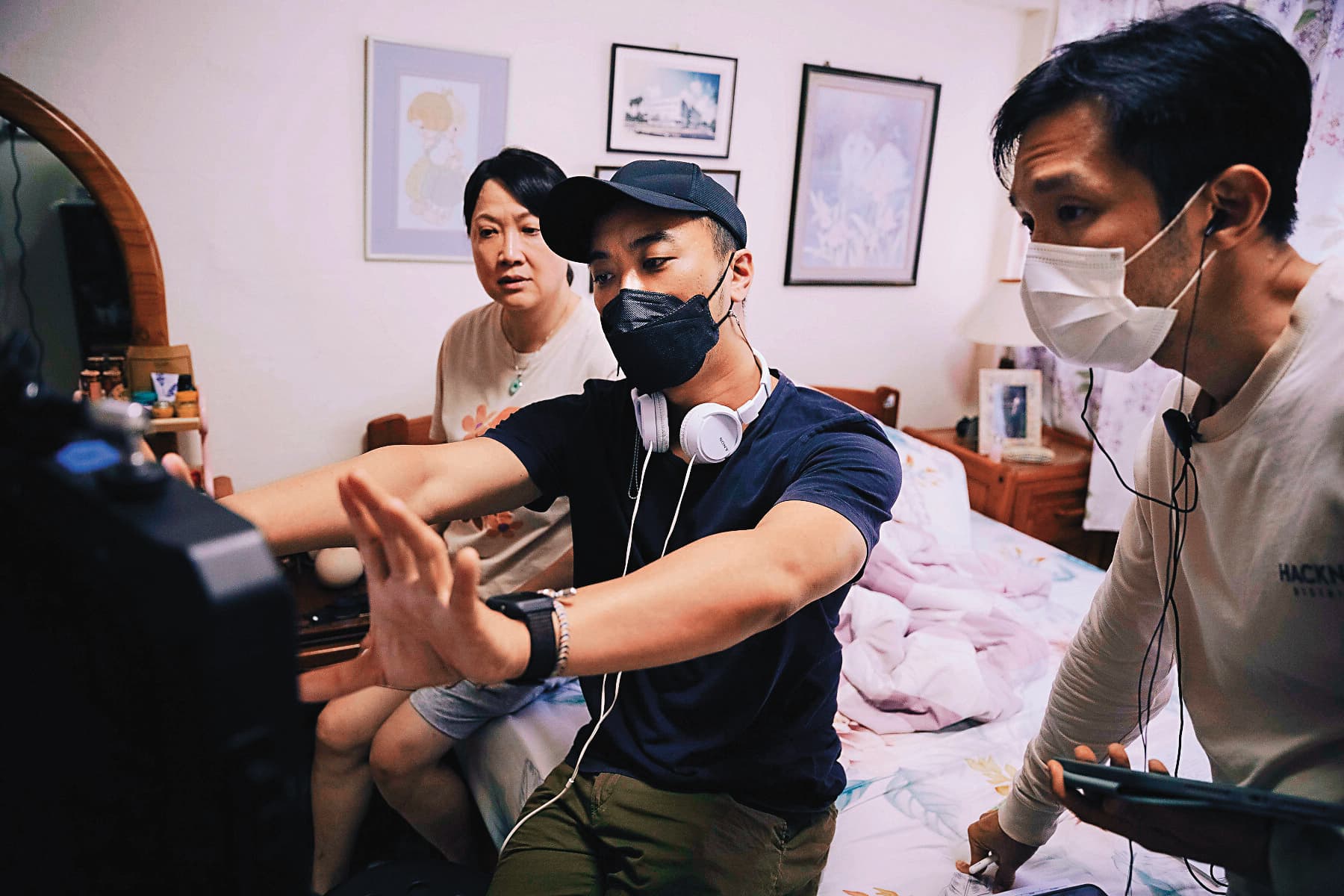 全片新加坡場景約2成,導演何書銘(中)與女主角洪慧芳(左)經常相互討論。(采昌提供)
