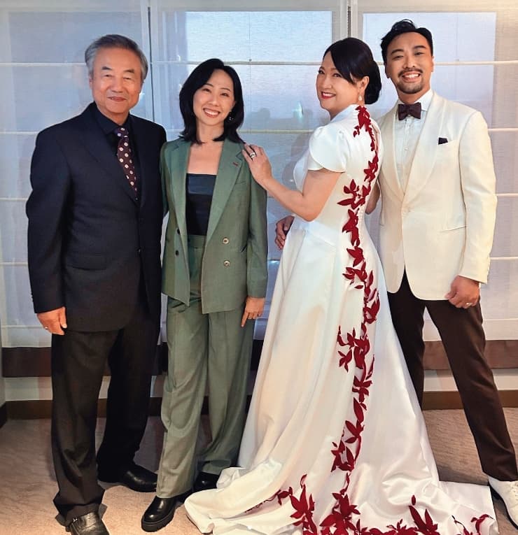 鄭東煥(左起)、編劇王欣茹、洪慧芳與導演何書銘盛裝出席金馬獎頒獎典禮。(翻攝自何書銘IG)