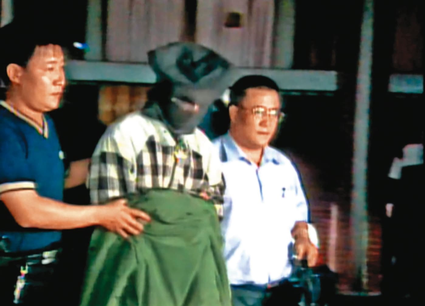 陳能毓(中)坦承因行竊失風才痛下殺手,後遭判無期徒刑。(東森新聞提供)