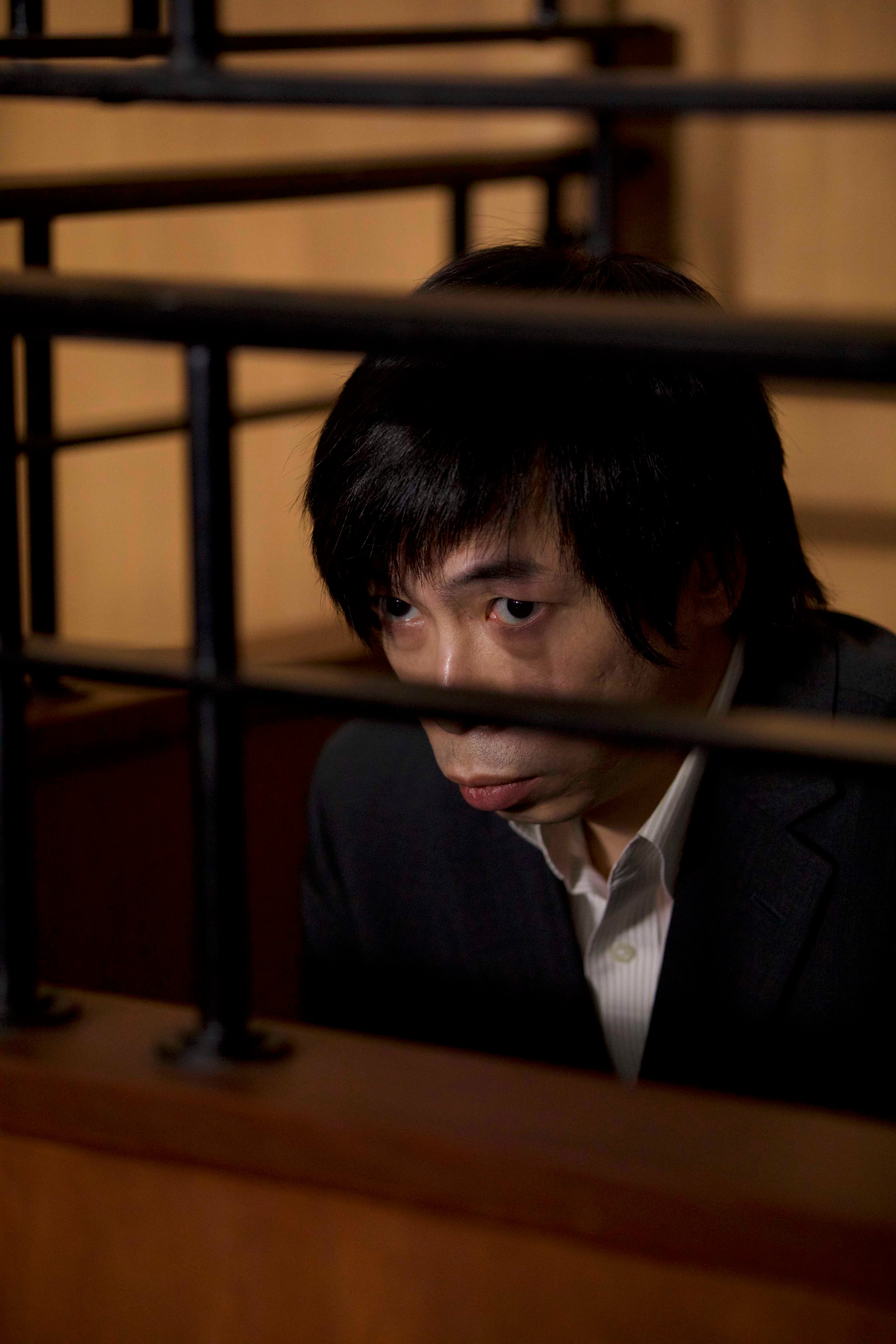 飾演弒親主嫌的楊偉倫痛下殺手,將父母殺害並肢解,手段兇殘。(甲上)