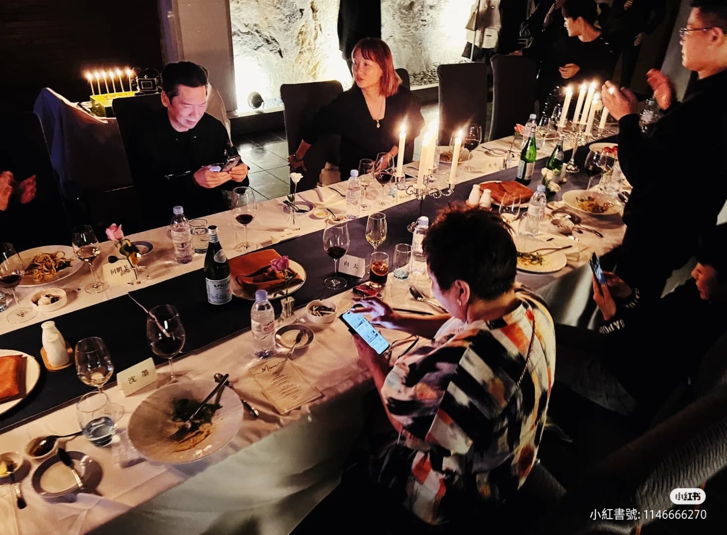 有網友認為向氏夫妻右前方的眼鏡男就是二老鮮少提及的次子向佑。(翻攝自沈墨設計師小紅書)