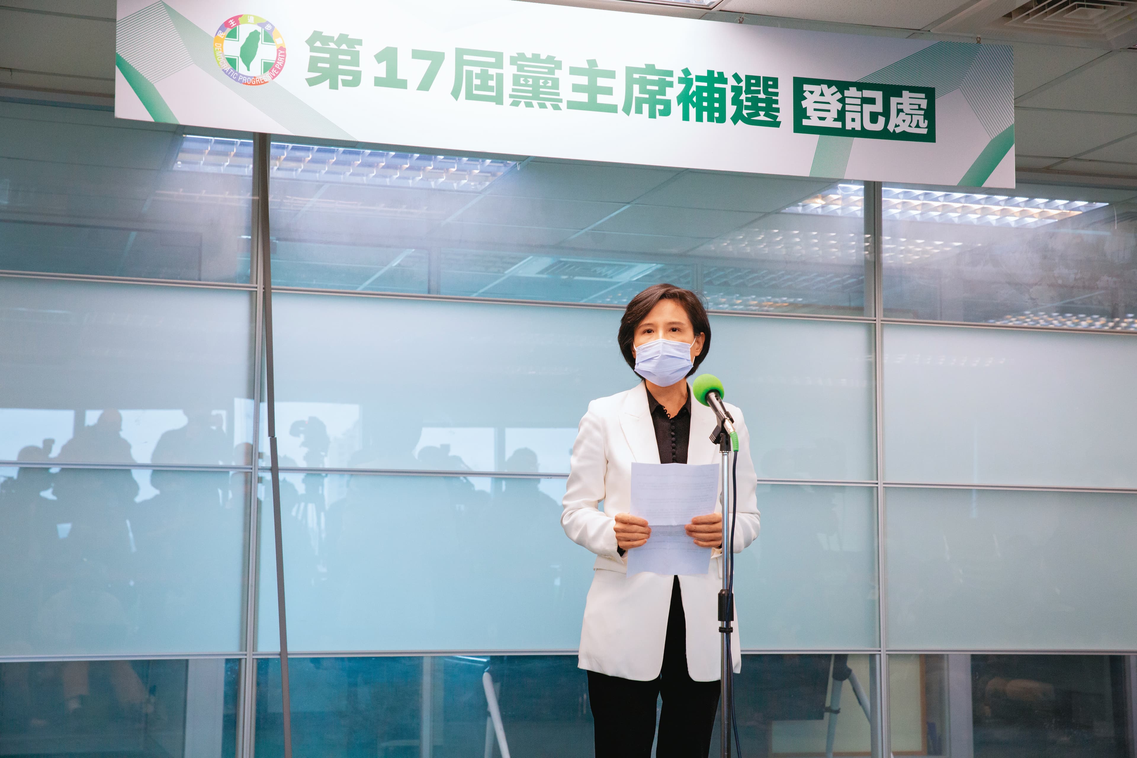 民進黨主席補選1月15日投票,雖為同額競選,但賴團隊盼衝高投票率展現團結。圖為鄭麗君14日代賴前往登記。
