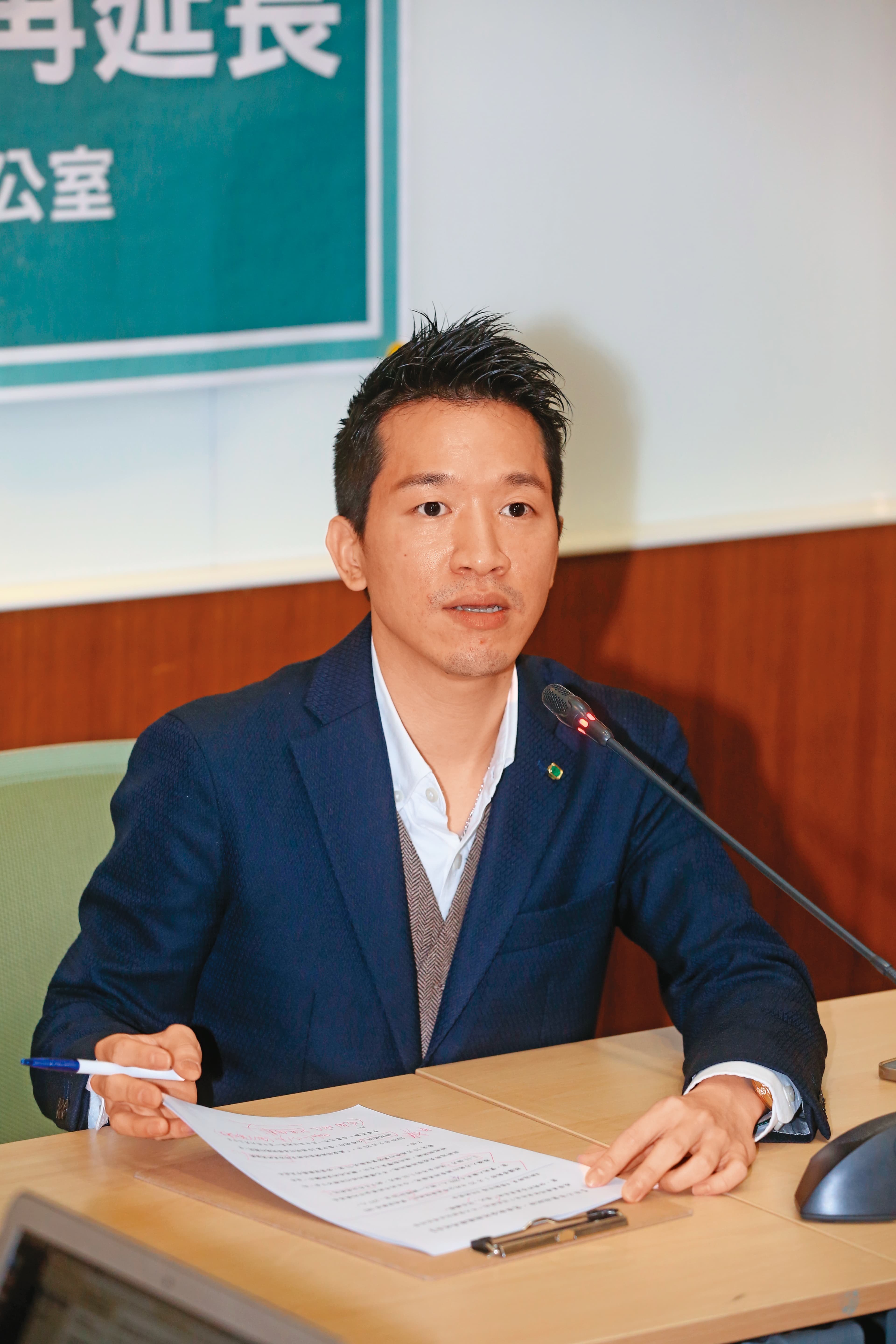 立委何志偉(圖)在選後開出檢討第一槍,英系也大動作回應(下圖,翻攝洪耀福臉書),凸顯黨內矛盾仍未消解。