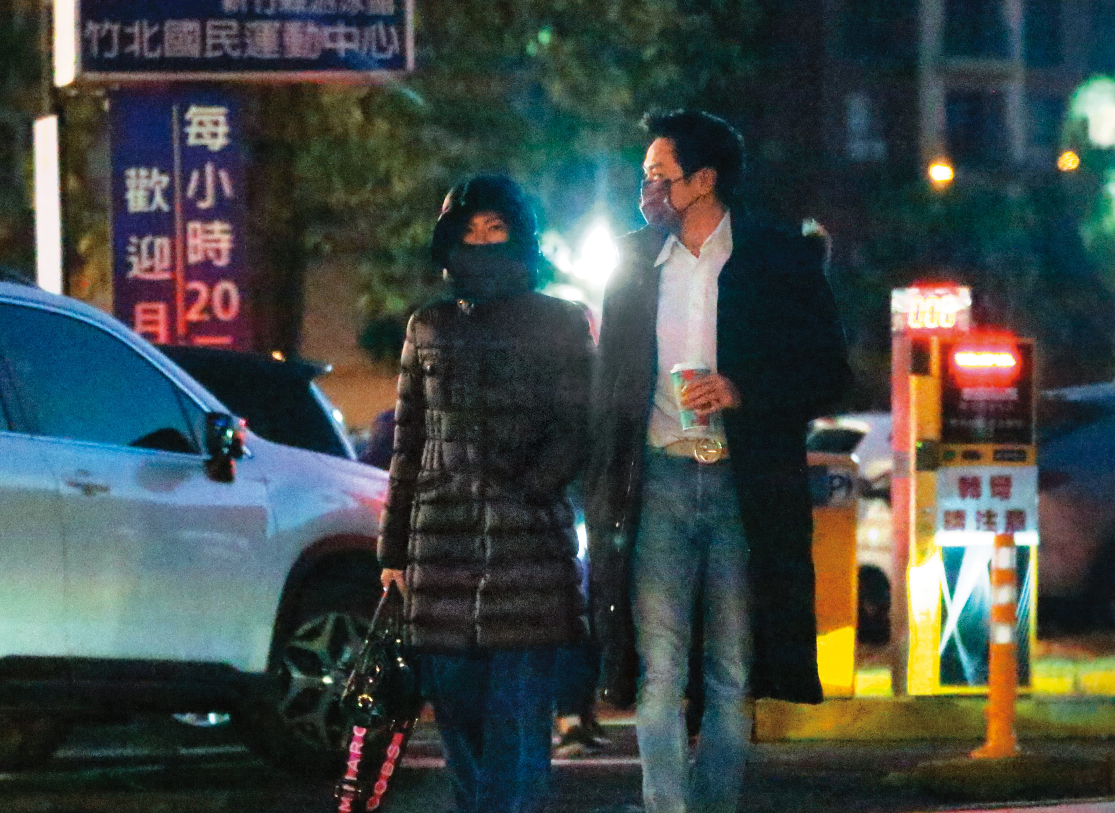 17：31 連經紀人都已先行離開，嫚凌（左）亦步亦趨陪著王海輪（右），顯然關係相當親暱。