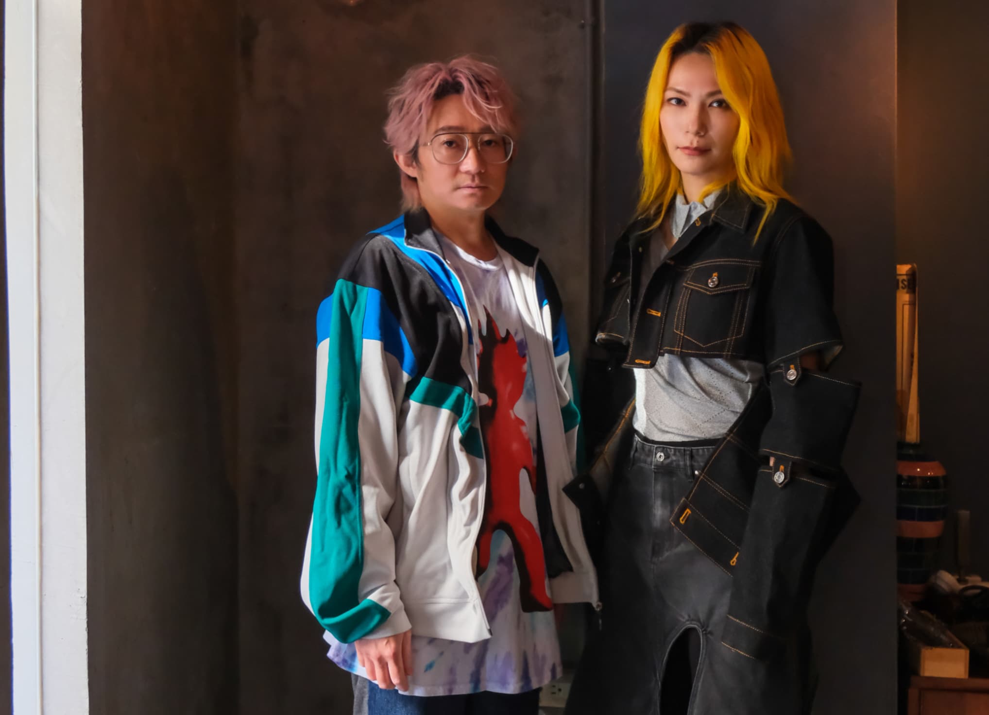 Tizzy Bac化身神祕陰間使者，〈冬日花朵〉MV全身黑為思念送行「心靈大掃除」。（相信音樂提供）