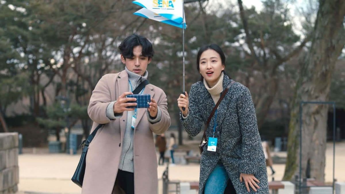 姜亨錫(左)在《花路阿朱媽》裡飾演從事導遊工作的年輕爸爸。(采昌提供)