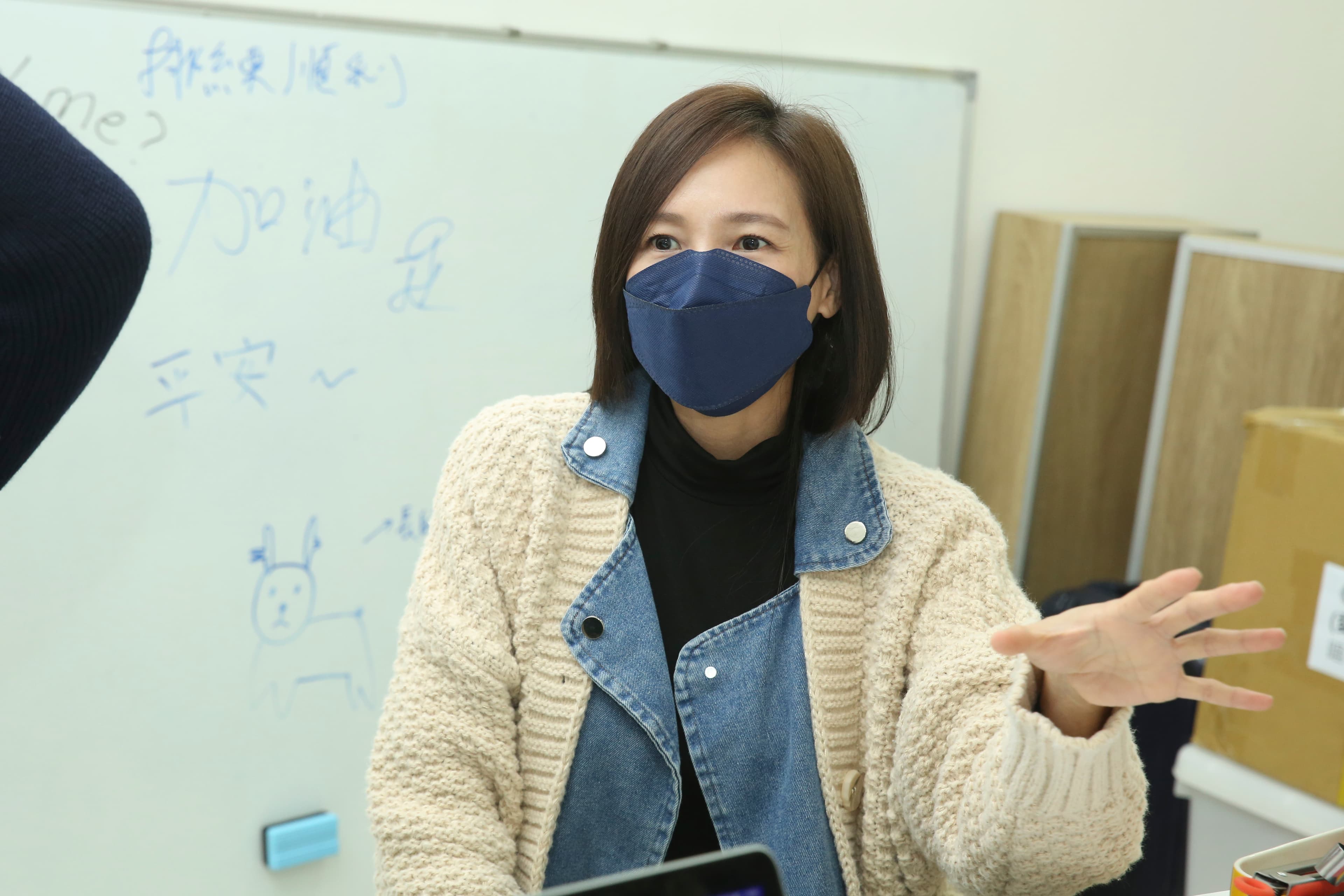 張本渝表示為了讓老中青三位顧香蘭有相同感覺,她們都刻意使用左手來連貫一致性。