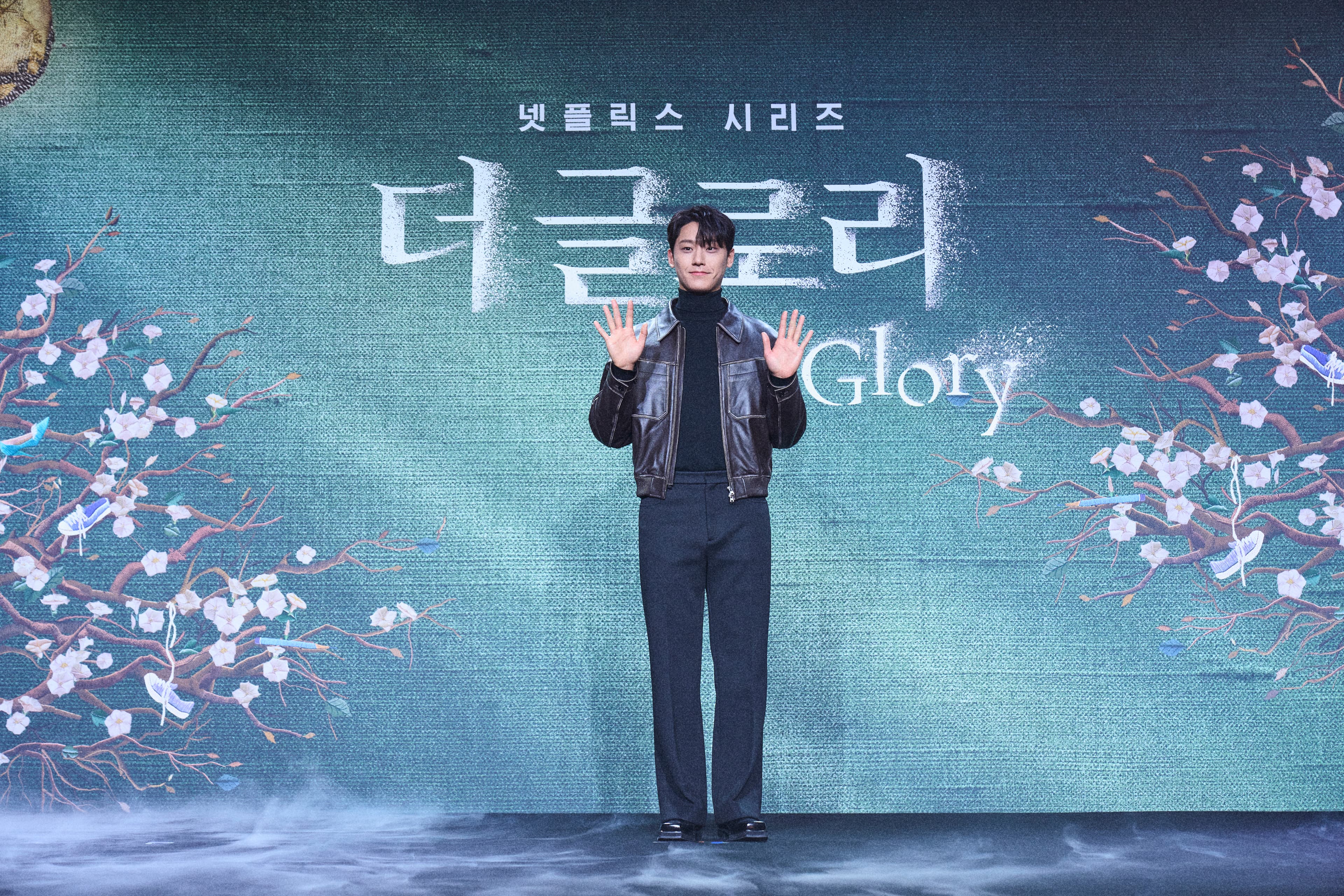 一個人住的李到晛為了練習角色會找家裡狗狗「對演」。(Netflix提供)