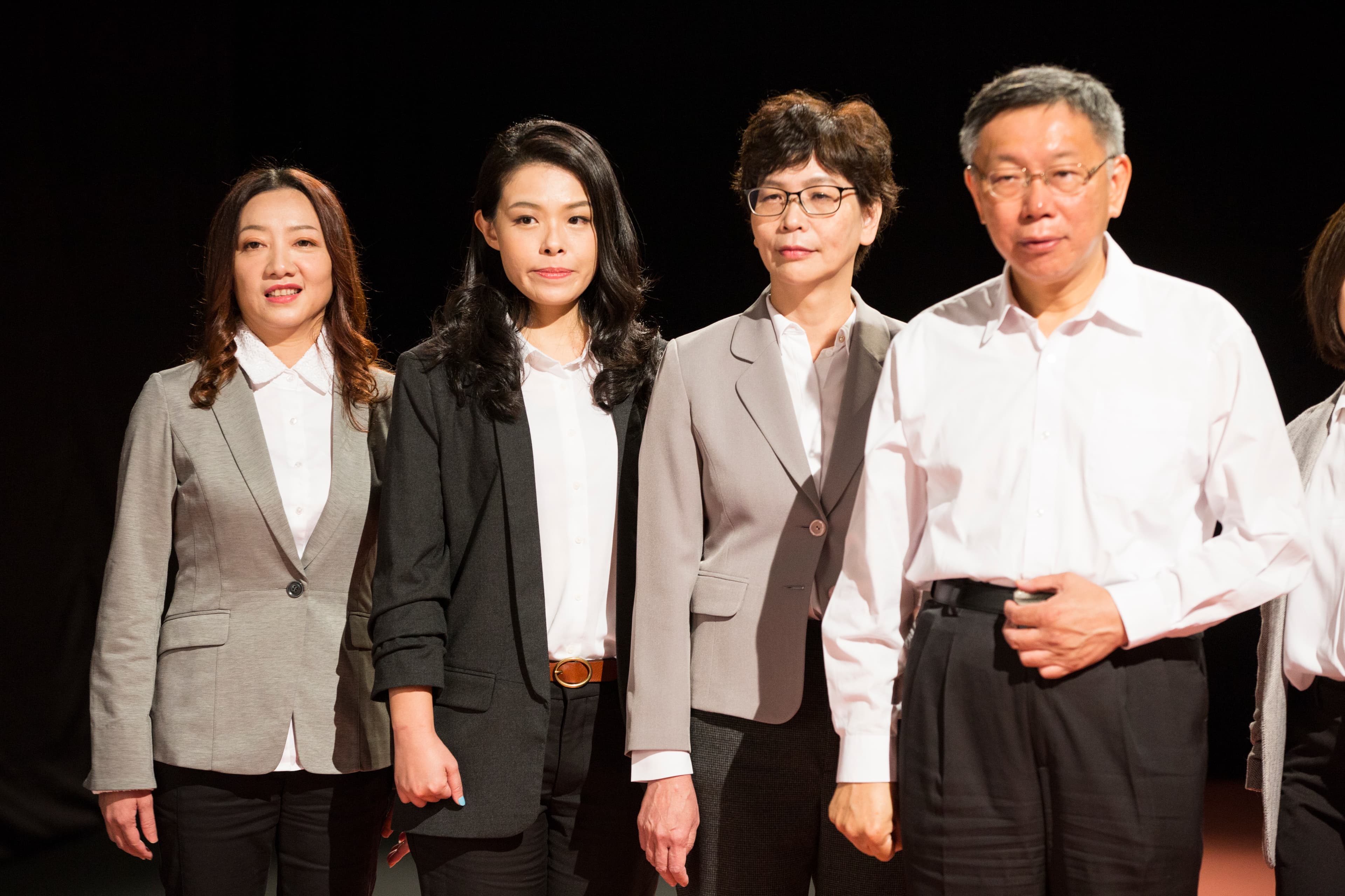 陳琬惠(左)當年與同為民眾黨不分區的女性提名人高虹安、蔡壁如,及黨主席柯文哲合體拍攝宣傳片。(本刊資料照)