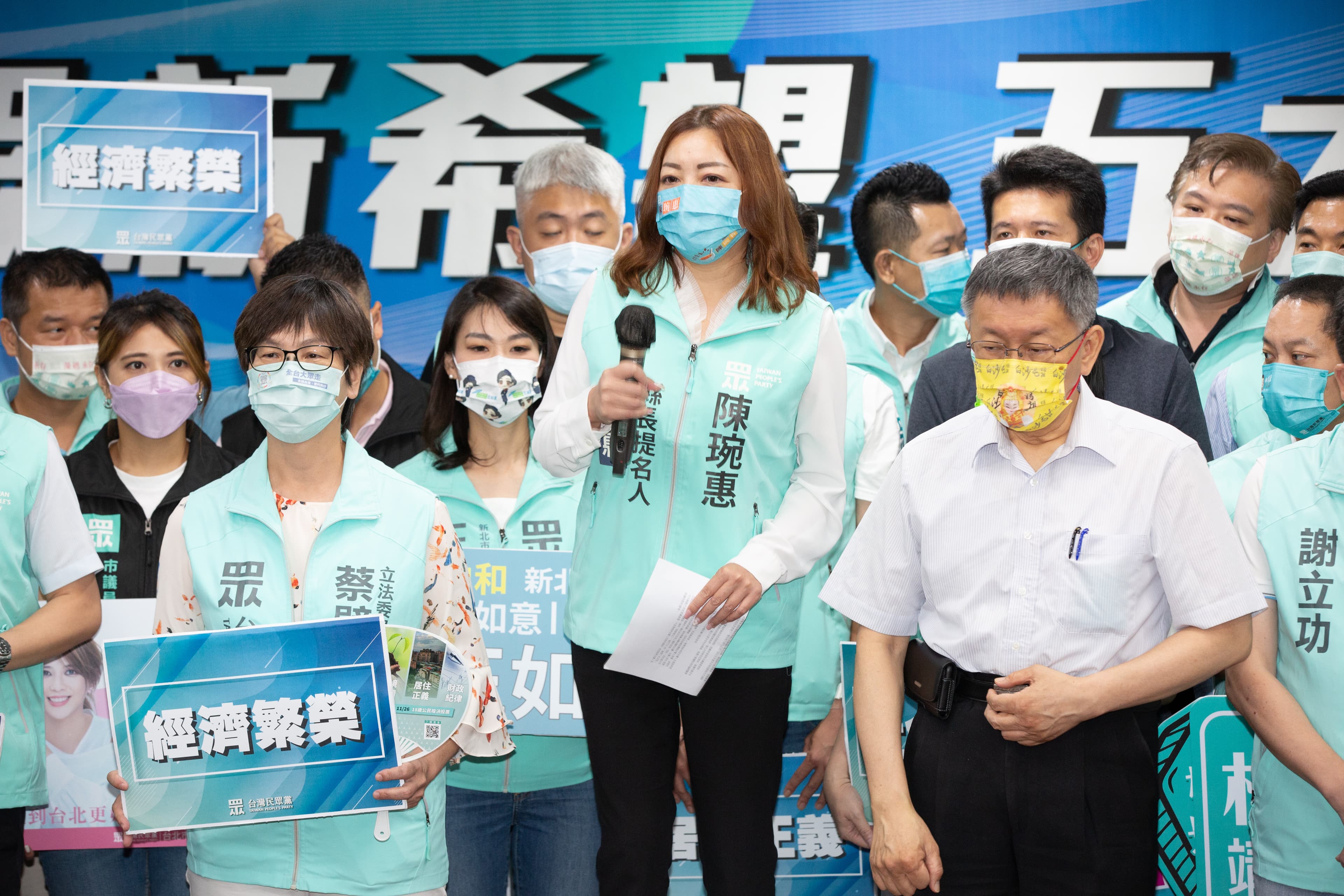 陳琬惠(中)今年代表民眾黨參選宜蘭縣長,最終以第三名,得票率6.98%落敗。(本刊資料照)