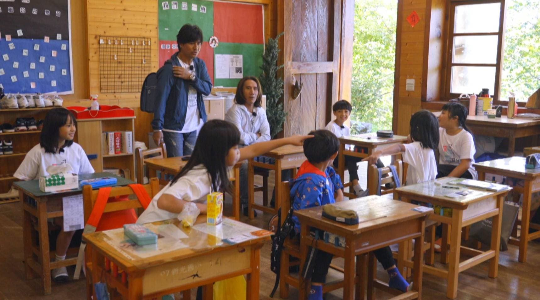 尤秋興、顏志琳重溫小學回憶。（三立提供）