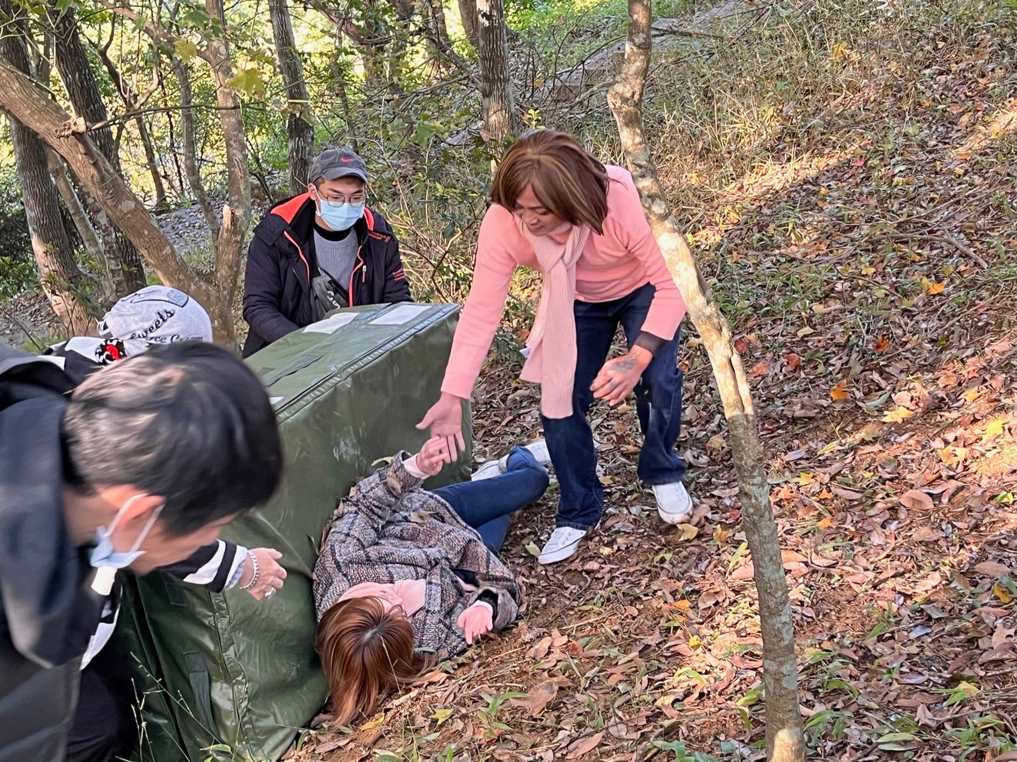 《市井豪門》王瞳滾下山坡重頭戲,親自上陣。(民視提供)