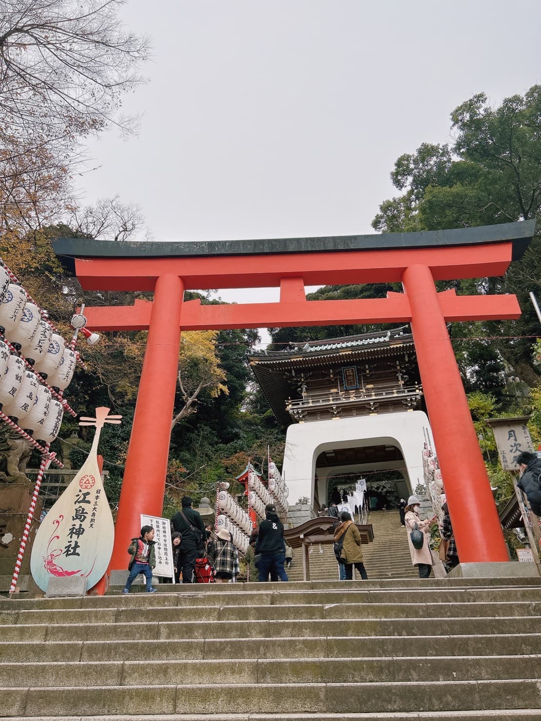 江島神社位於鎌倉附近的江之島上,為日本三大辯才天(弁財天)之一。