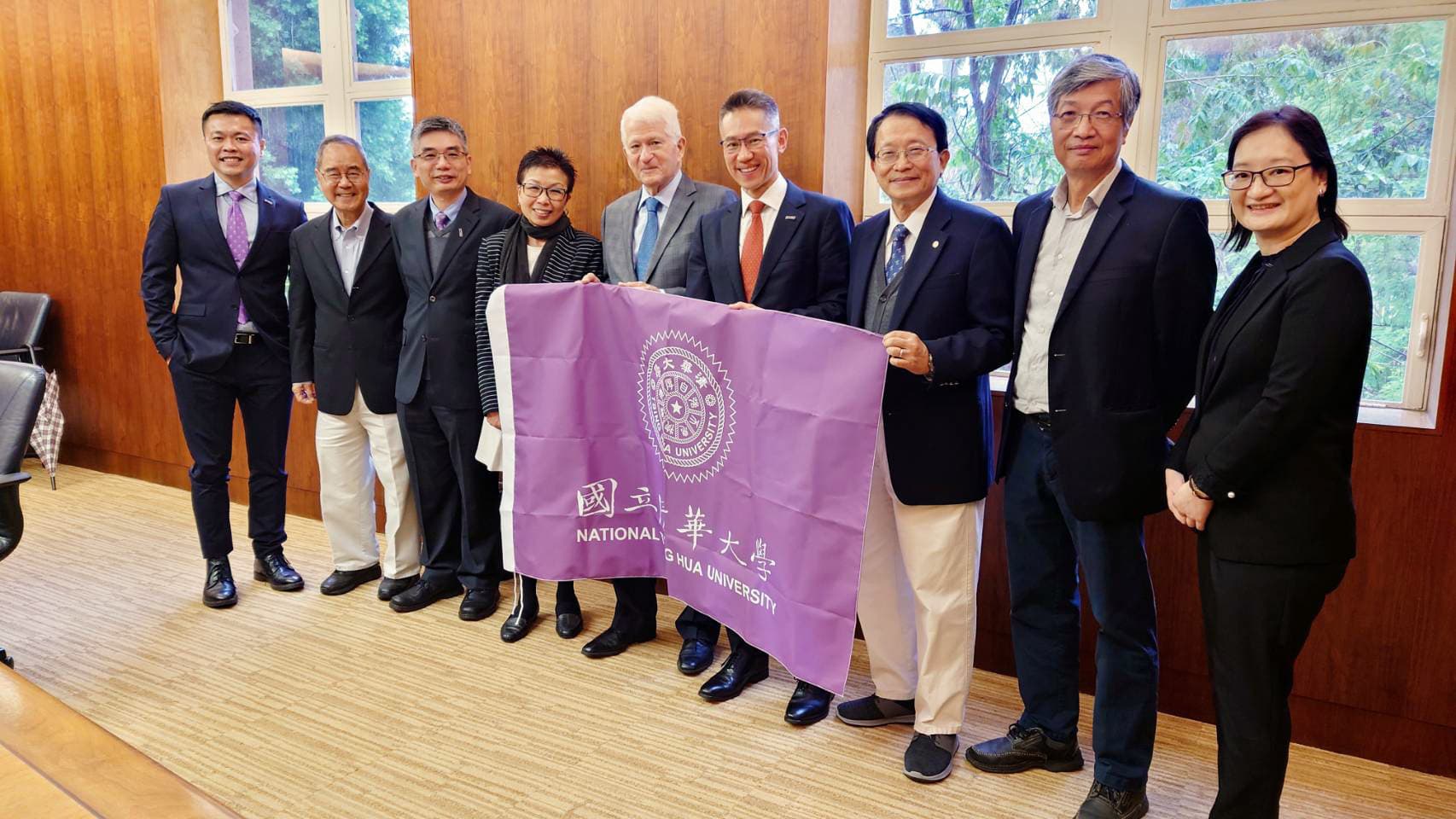 清華大學校長高為元(右4)與半導體學院副院長賴志煌(左3)率代表團拜訪洛杉磯加大。(清華大學提供)