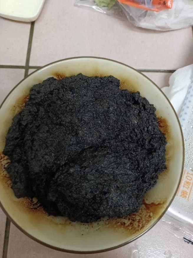 女網友把湯圓拿去微波爐退冰,一拿出來竟出現「焦黑1坨」的恐怖料理。(翻攝Dcard)