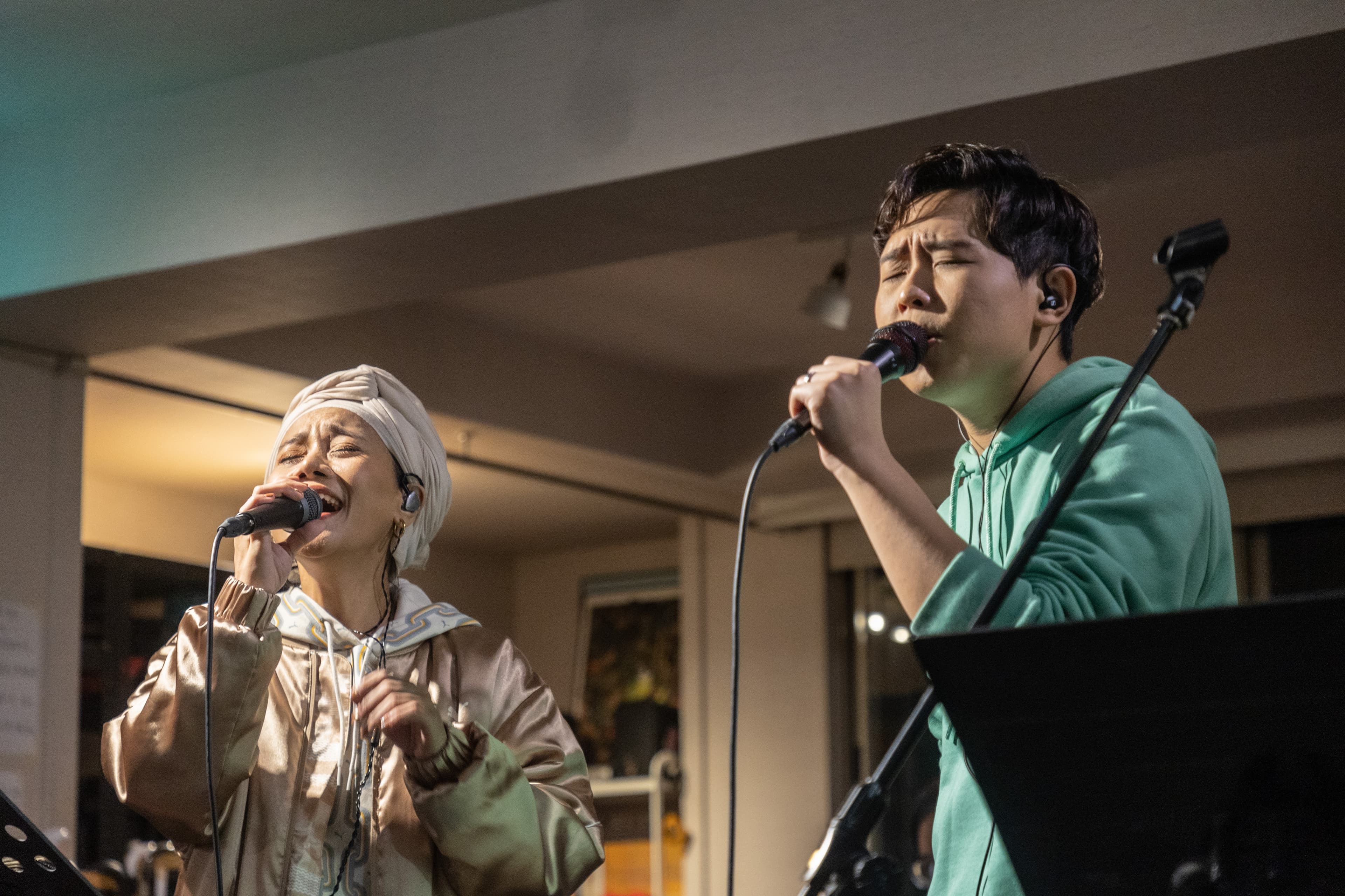 阿爆(左)花2個月時間練排灣族語歌。(台北市政府觀傳局提供)