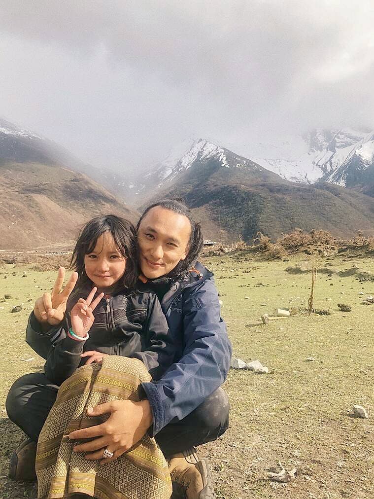 巴沃邱寧多傑在5000公尺高山上的小村莊拍攝《不丹是教室》,也與當地的孩子結下深厚感情。(海鵬提供)