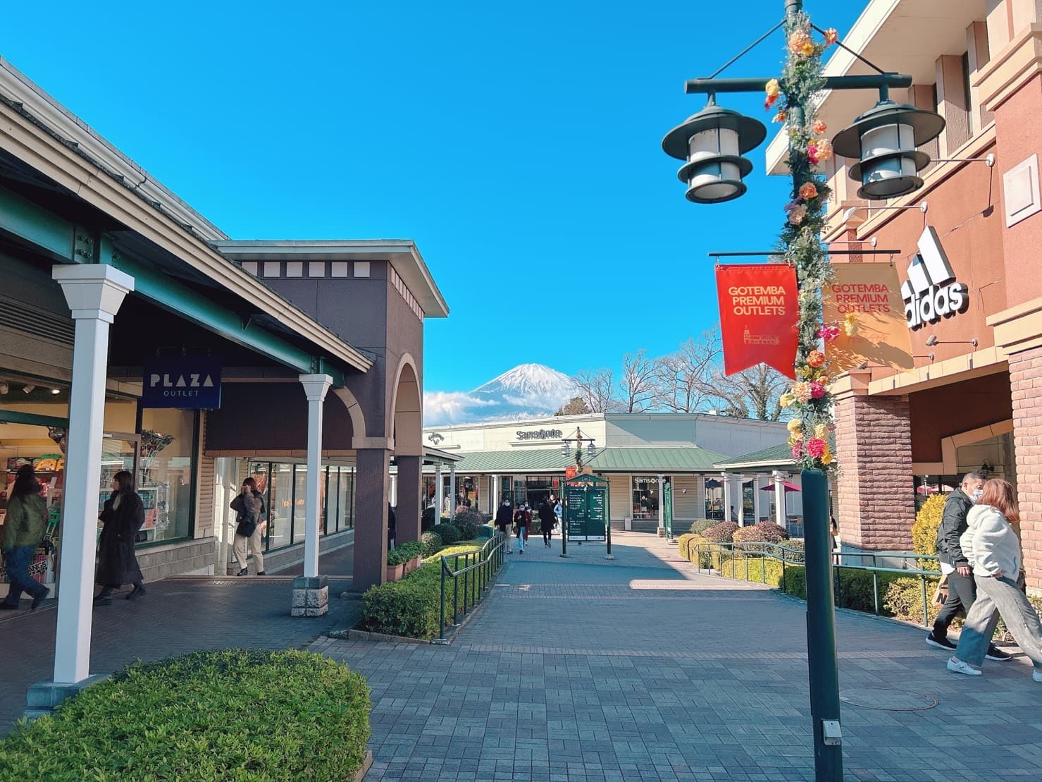 「御殿場PREMIUM OUTLETS」有超過百個品牌進駐,邊逛街的同時可以邊欣賞富士山美景。