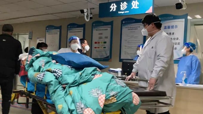 中國疫情又爆新高峰，醫療資源幾近崩潰。（翻自《美國之音》）