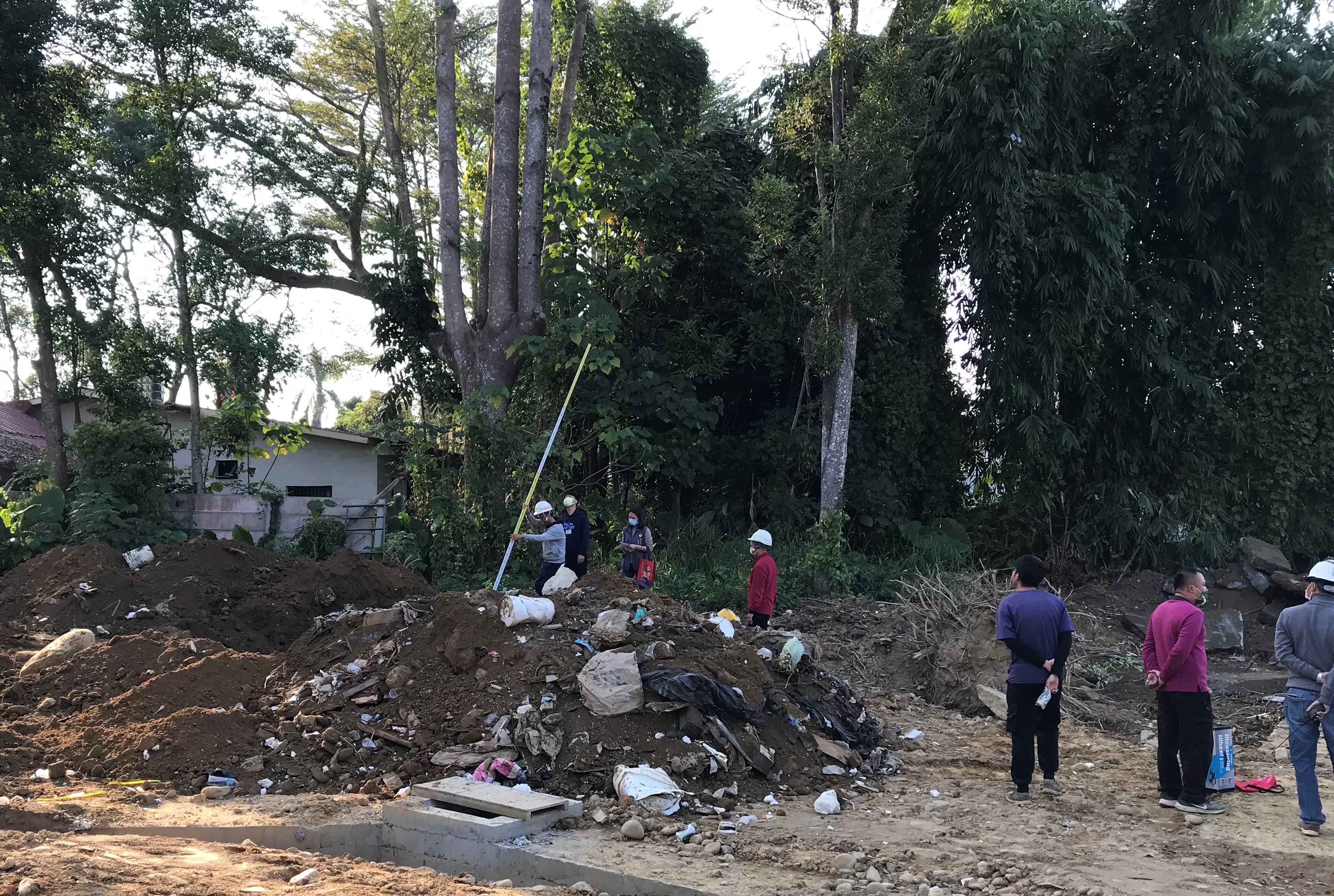 南投竹山分局新建廳舍案驚傳有弊端,縣府環保局派員前往稽查。(讀者提供)