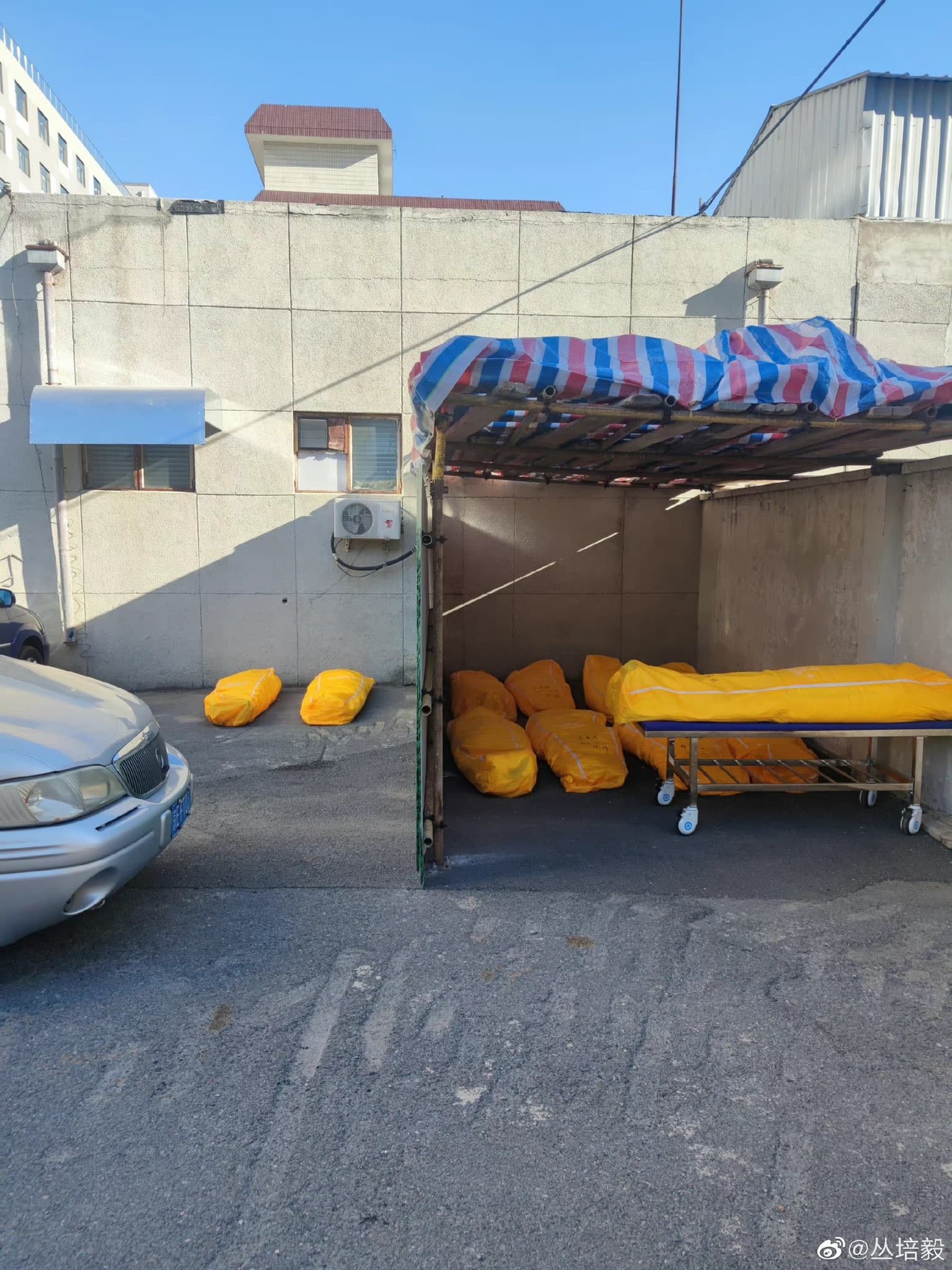 網傳北京染疫死者暴增，停車場被迫拿來改作停屍間。（翻自推特）