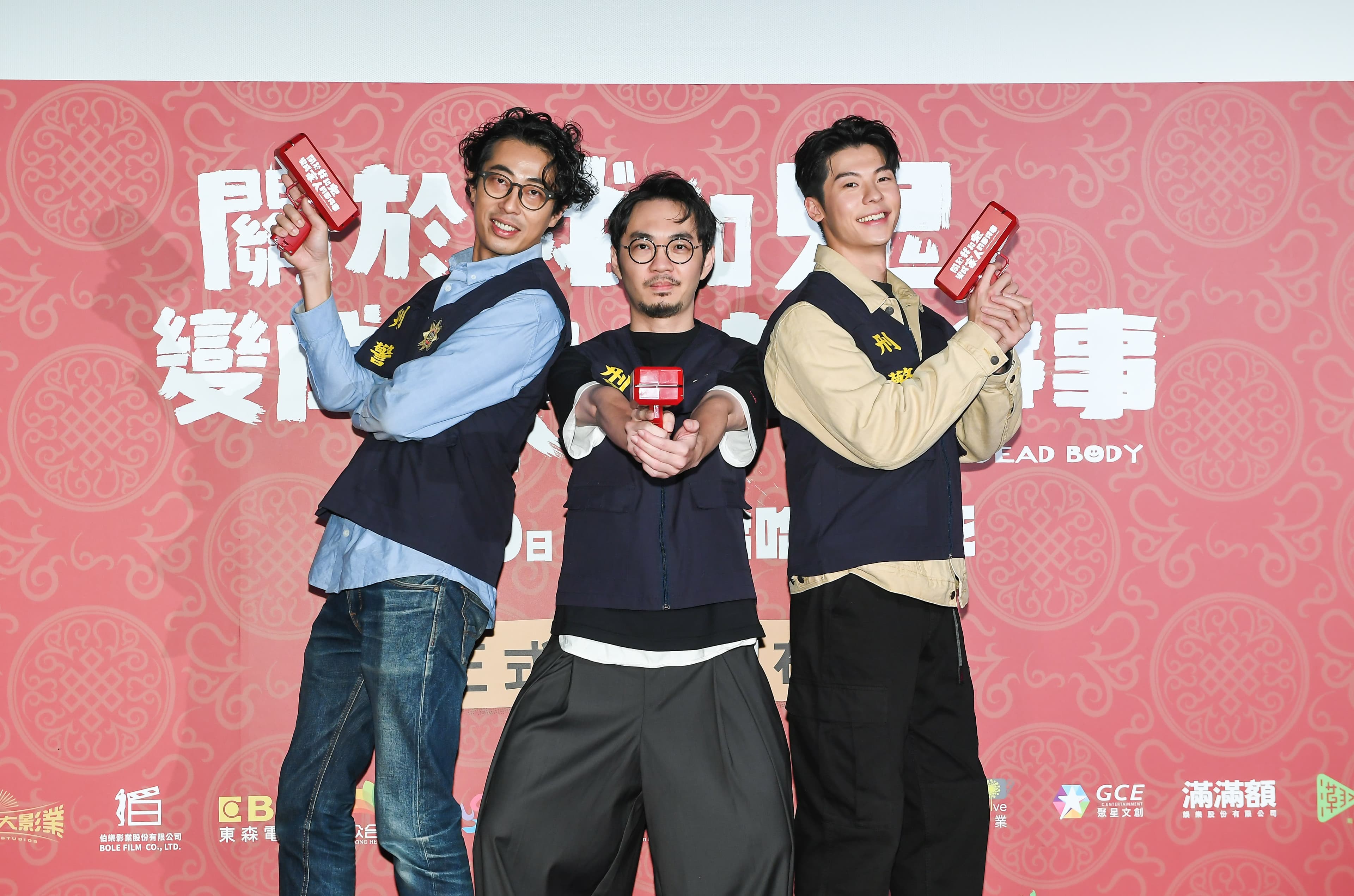 馬念先(左起)、導演程偉豪、許光漢一起以噴鈔機祝福電影大賣。(金盞花大影業提供)