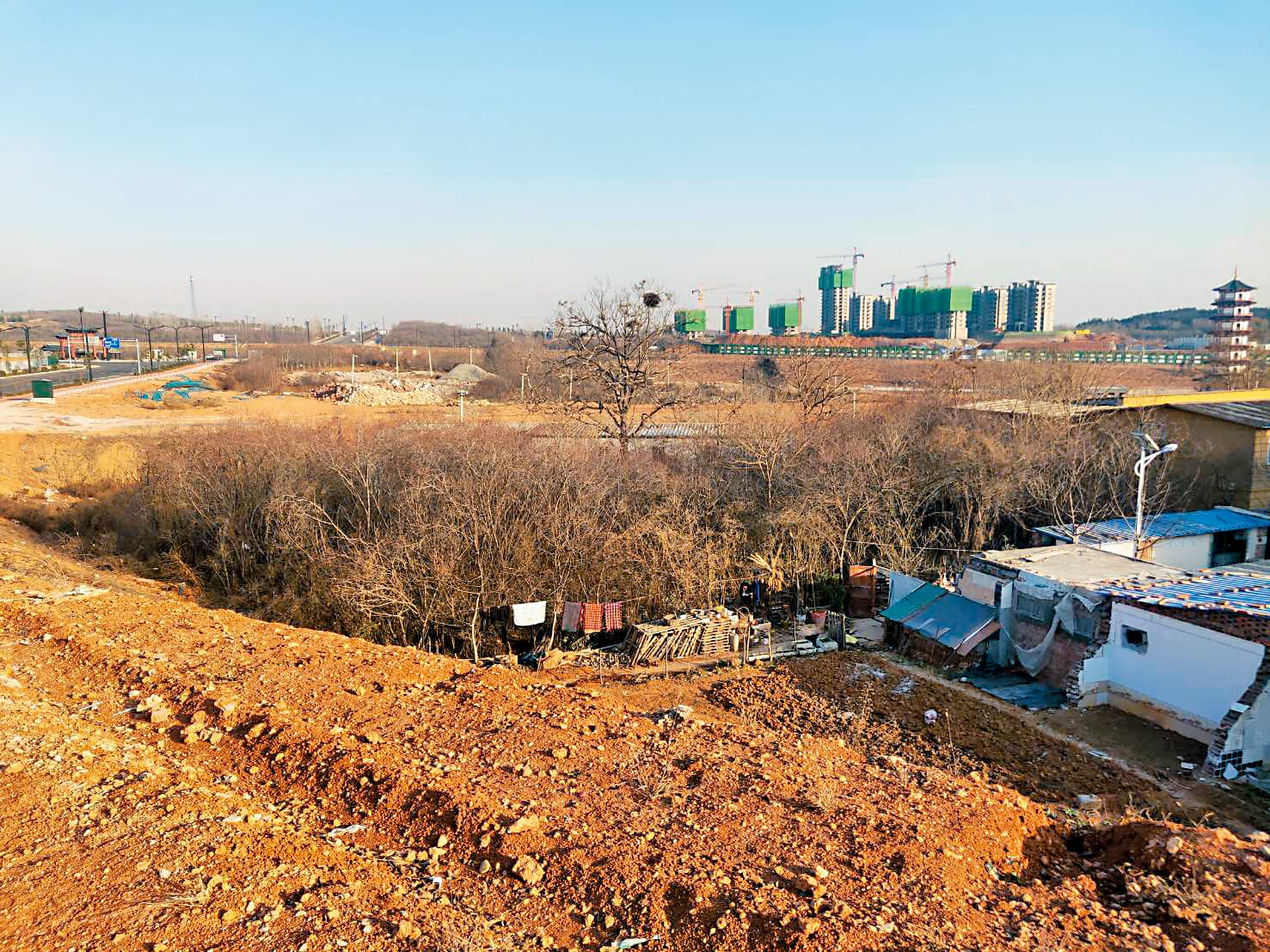 醒吾科大前董座顧懷祐於2013年選定鄭州2萬坪土地，規劃蓋大學城，至今仍是荒地。