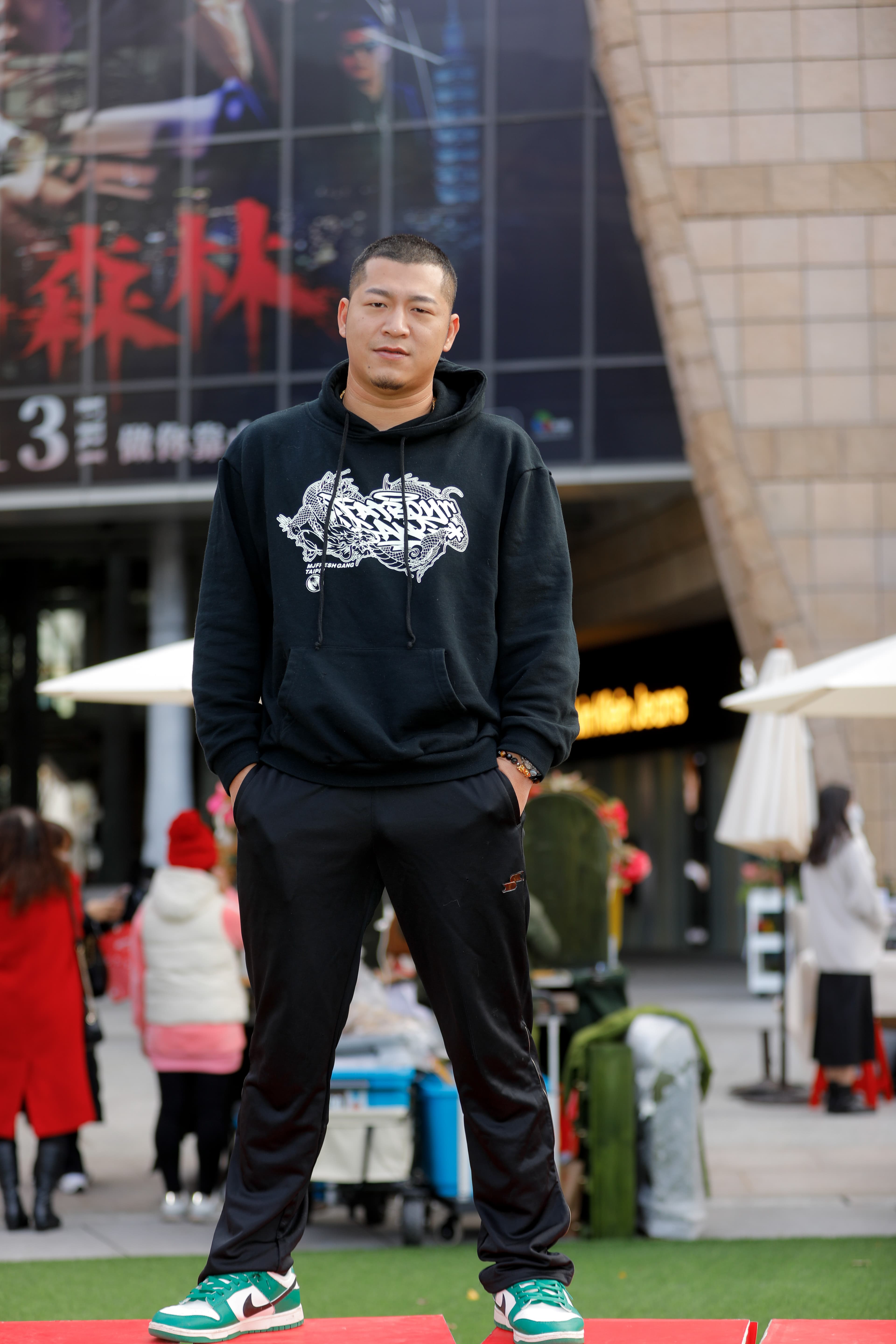 早前入圍金鐘獎新人的草爺,片中成了搞笑擔當。