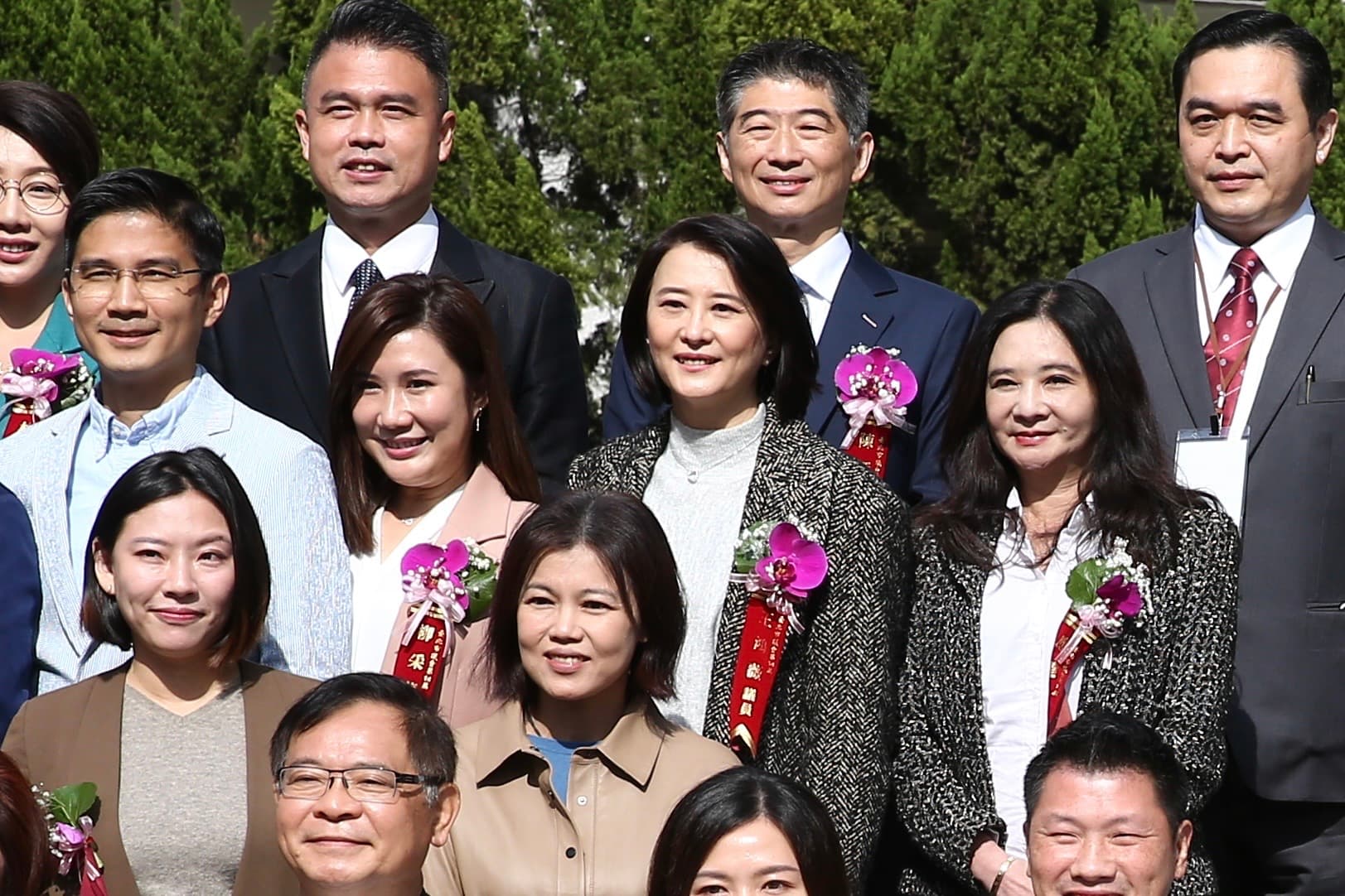 王鴻薇(後2排右2)稱自己當議員的一天就會把事做好。