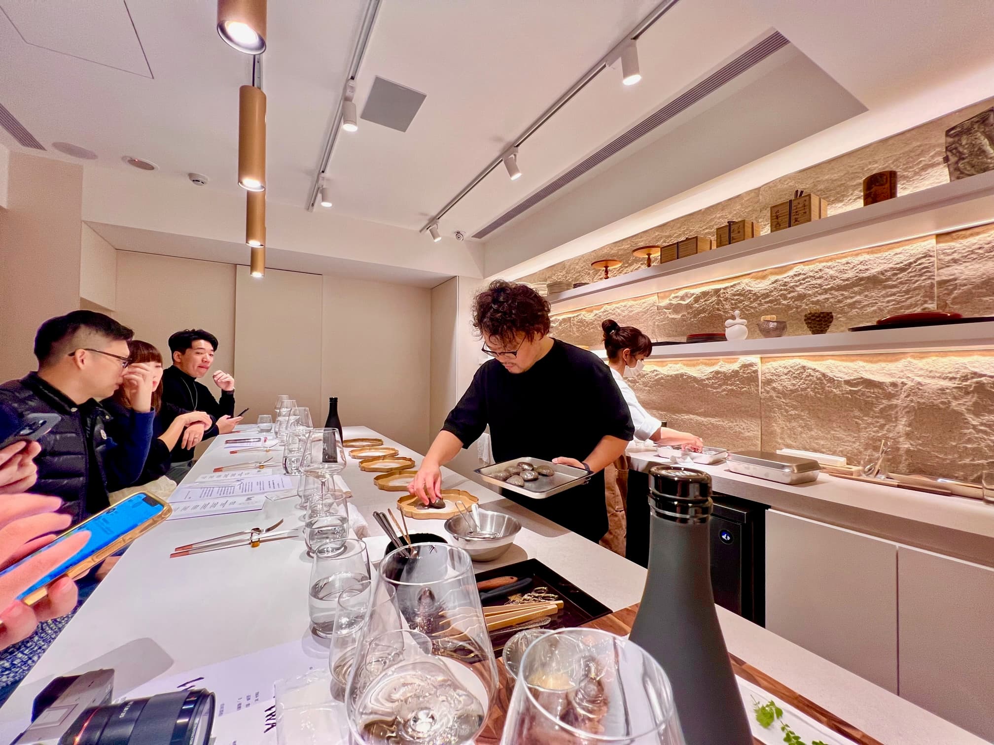 平塚牧人認為吧台的形式最能忠實呈現甜點最完美的狀態。