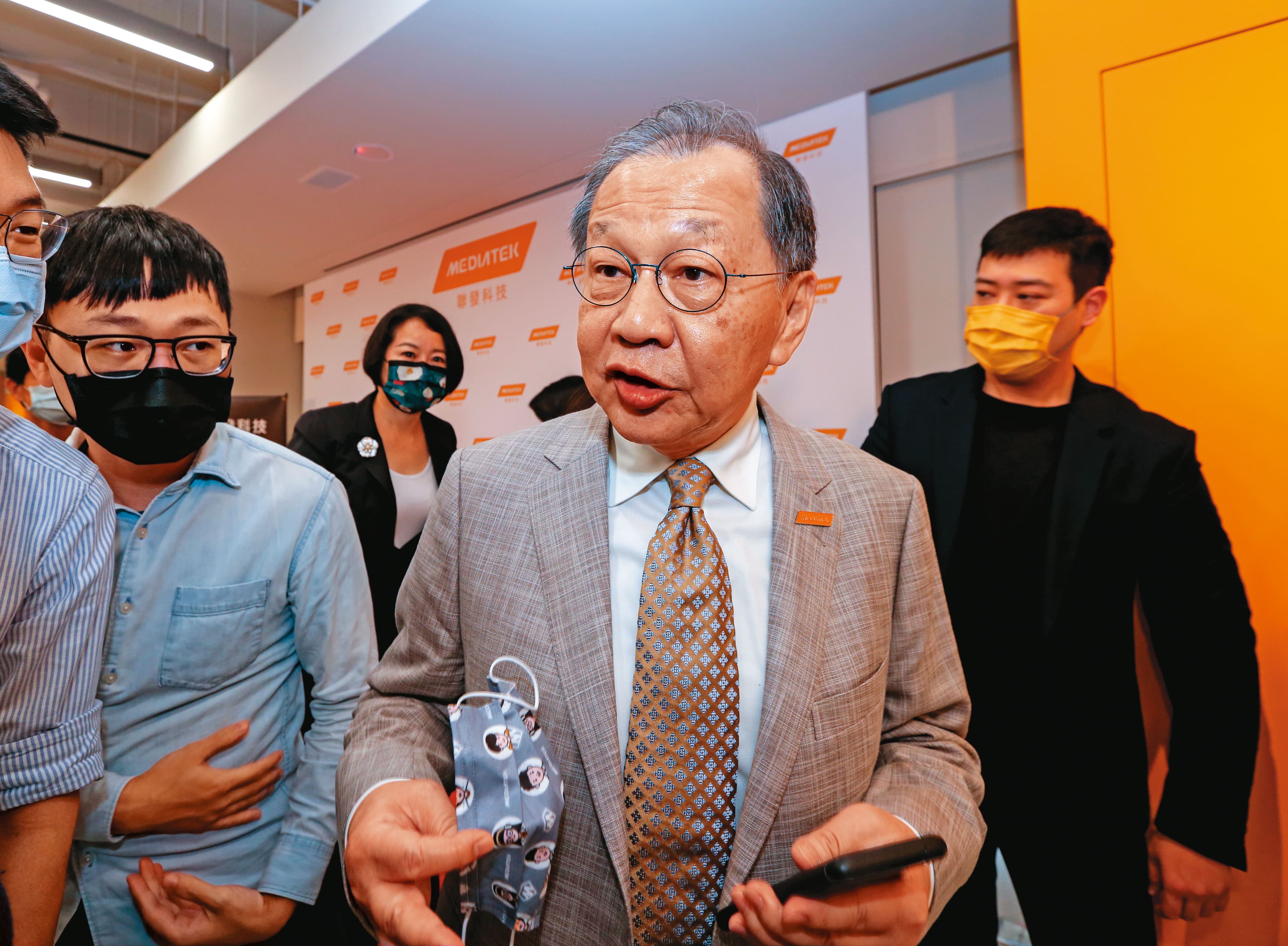 面對收入衰退、成本上升夾擊，聯發科執行長蔡力行（中）的壓力不言可喻。