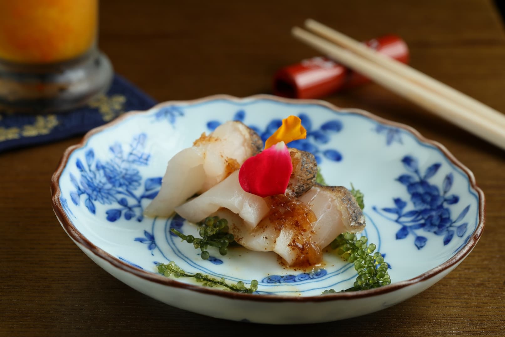 鰆魚綴上果凍狀的洋蔥酢,還有海葡萄增添鹹香。(3,600元套餐菜色)