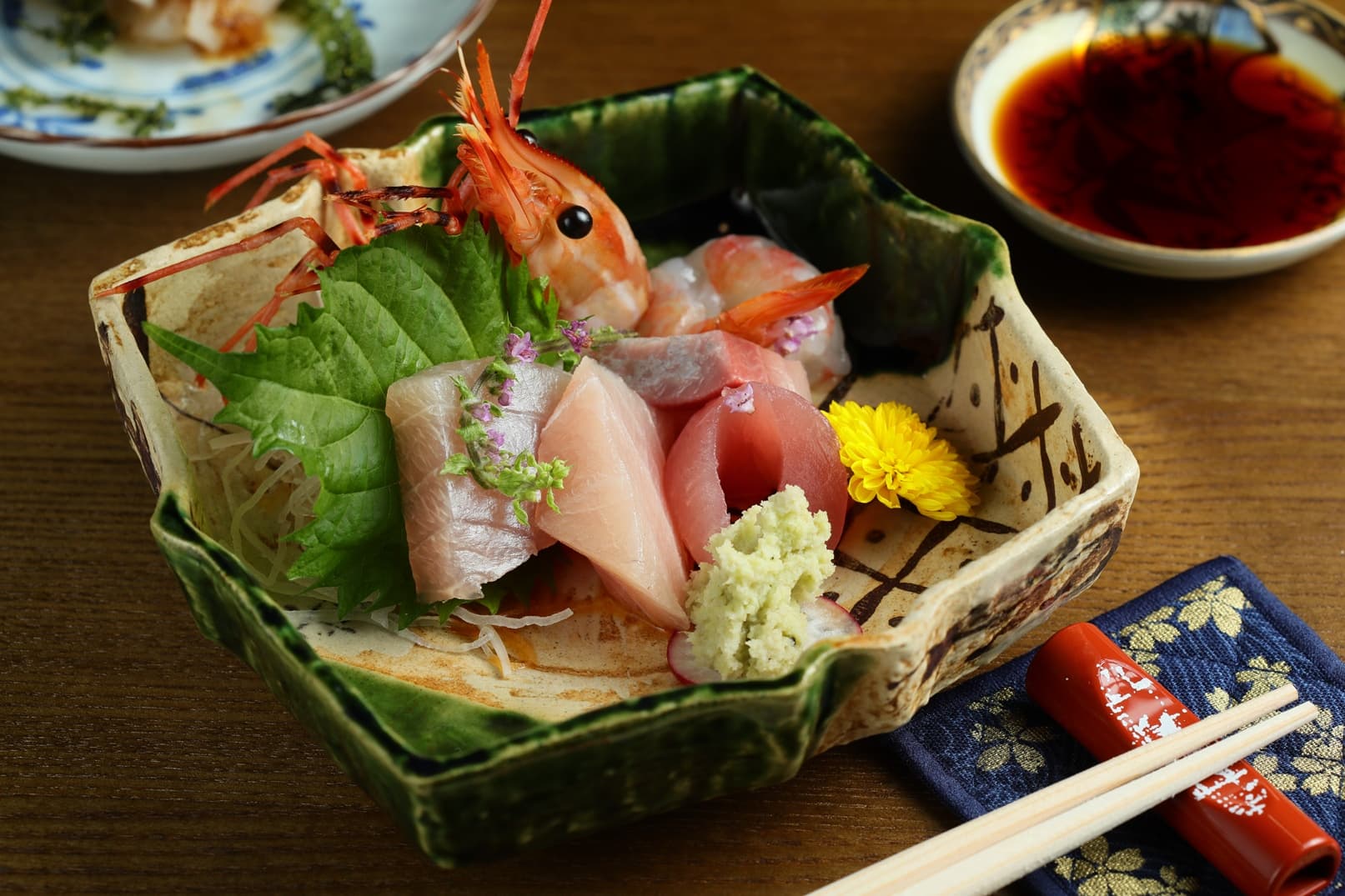 生魚片隨季節變換,今天是鮪魚、旗魚、鰤魚和牡丹蝦。(3,600元套餐菜色)