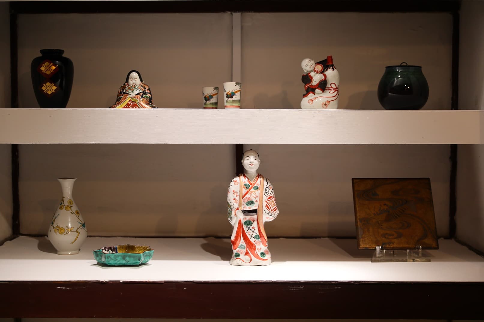 餐桌旁展示「寄暢園」的藏品。
