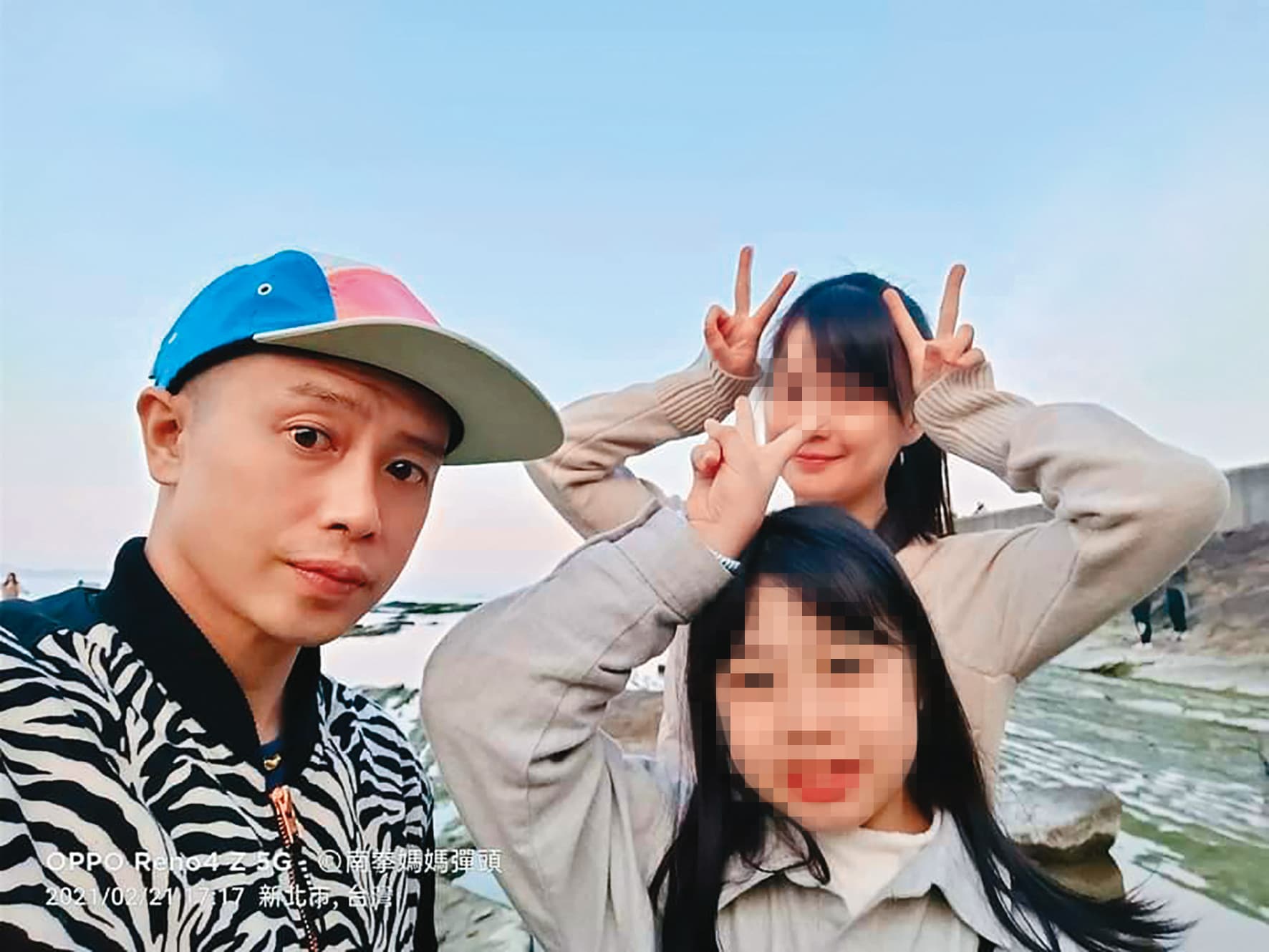 彈頭(左)曾有過婚姻,與前妻育有1女,之前與空姐女友貝貝(右後)交往時還帶著女兒出遊。(翻攝自彈頭臉書)