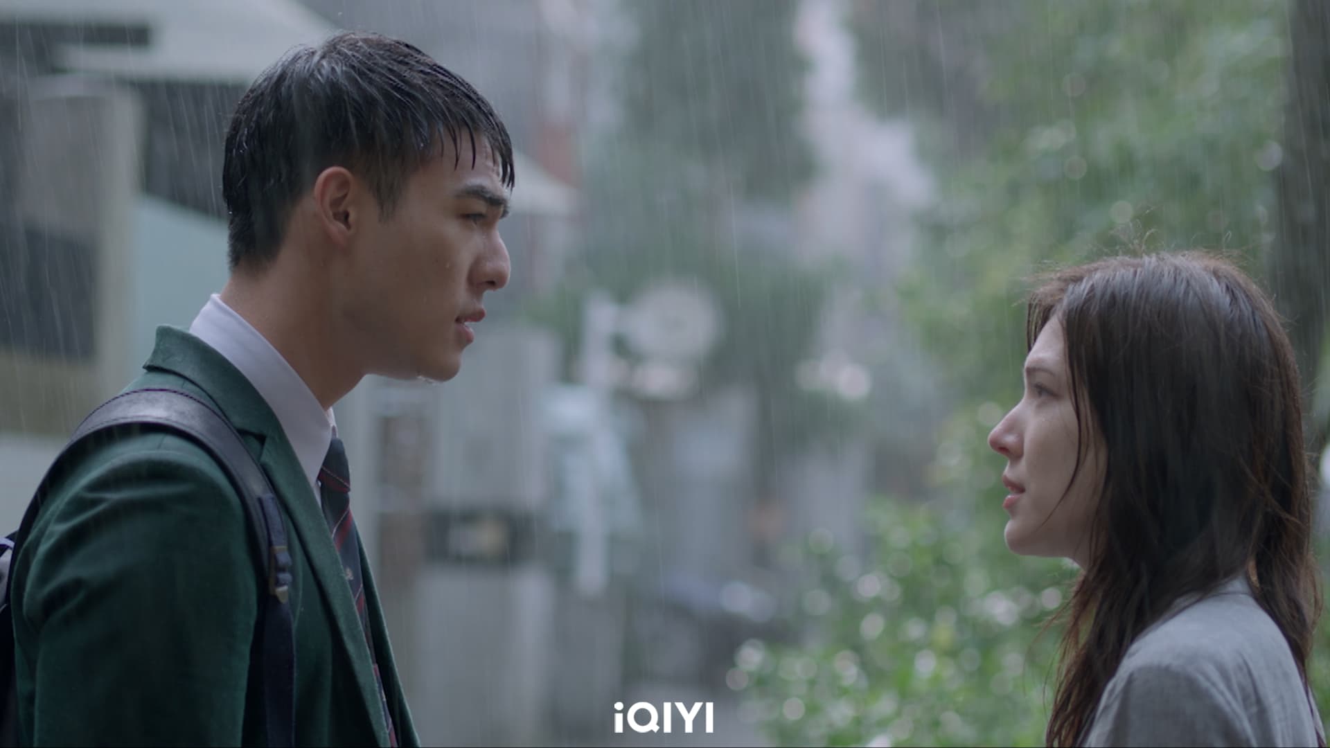 《第9節課》陳昊森雨中告白許瑋甯,喊:「我喜歡你 就算是利用我也沒關係。」(愛奇藝提供)