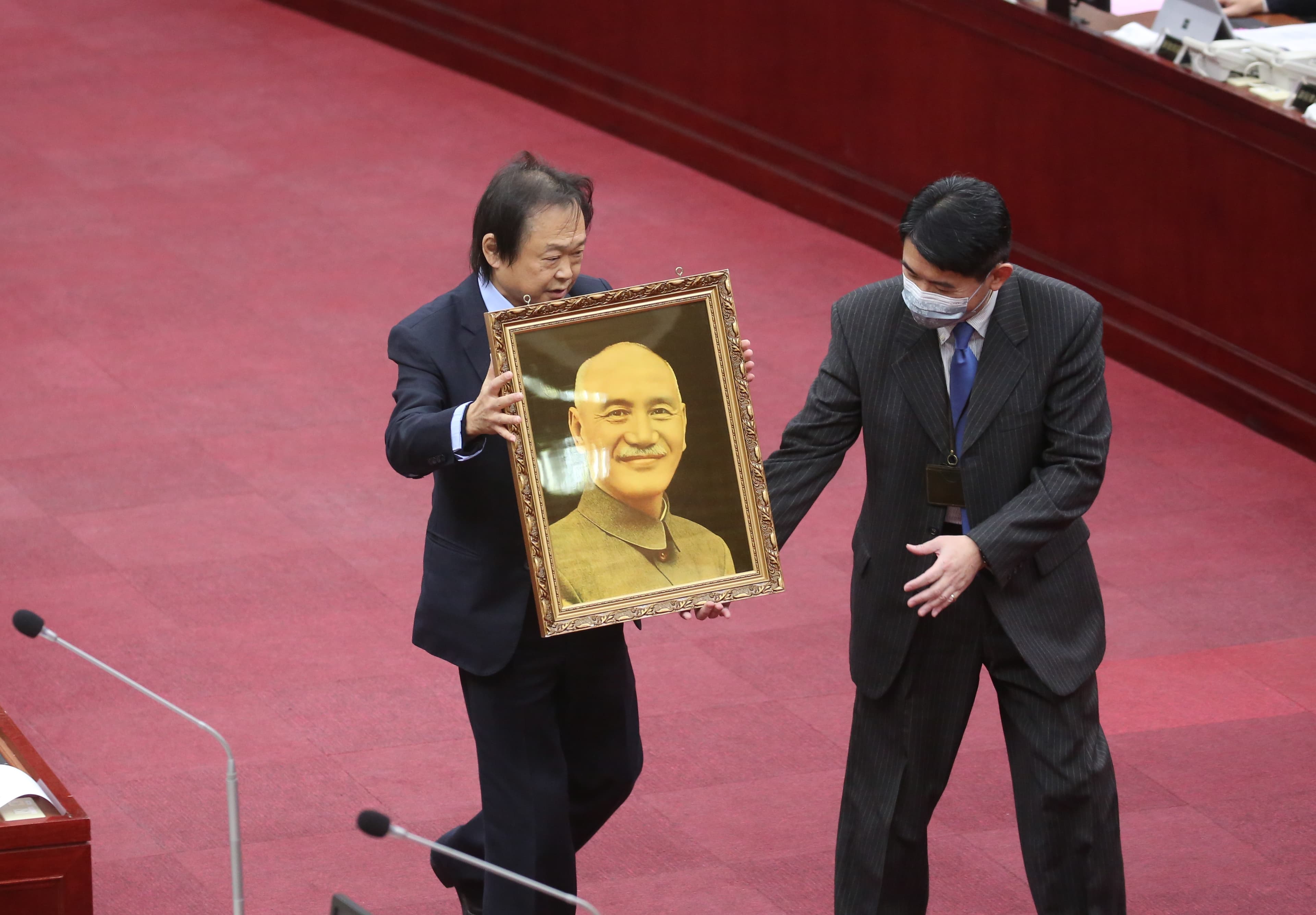 王世堅每次送禮都別出心裁,這次選擇以蔣萬安「曾祖父」的照片當作首份大禮。