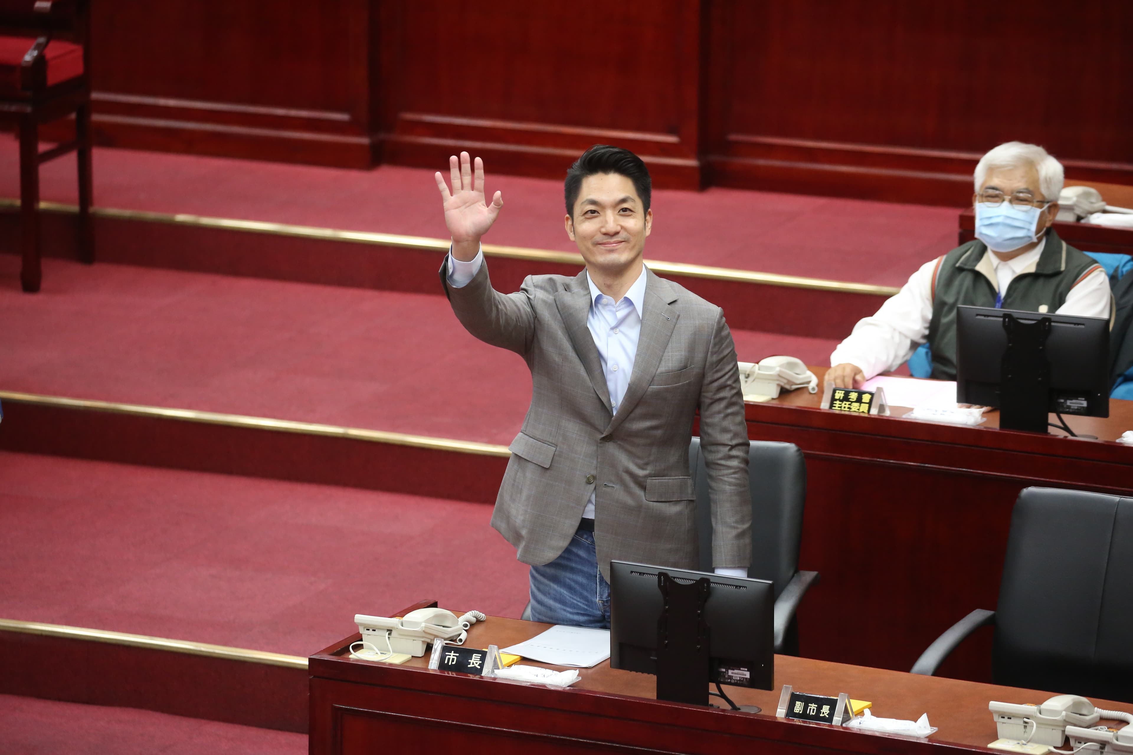 蔣萬安今首度以市長身分出席台北市議會,揮手向大家致意。