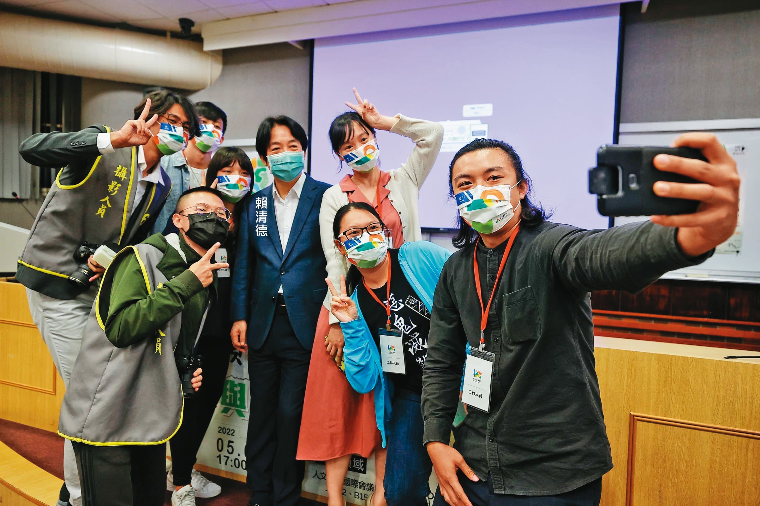 為拉近與青年距離,賴清德今年上半年有一系列行程走入大學校園與青年座談。圖為賴清德與暨南大學學生合影。(總統府提供)