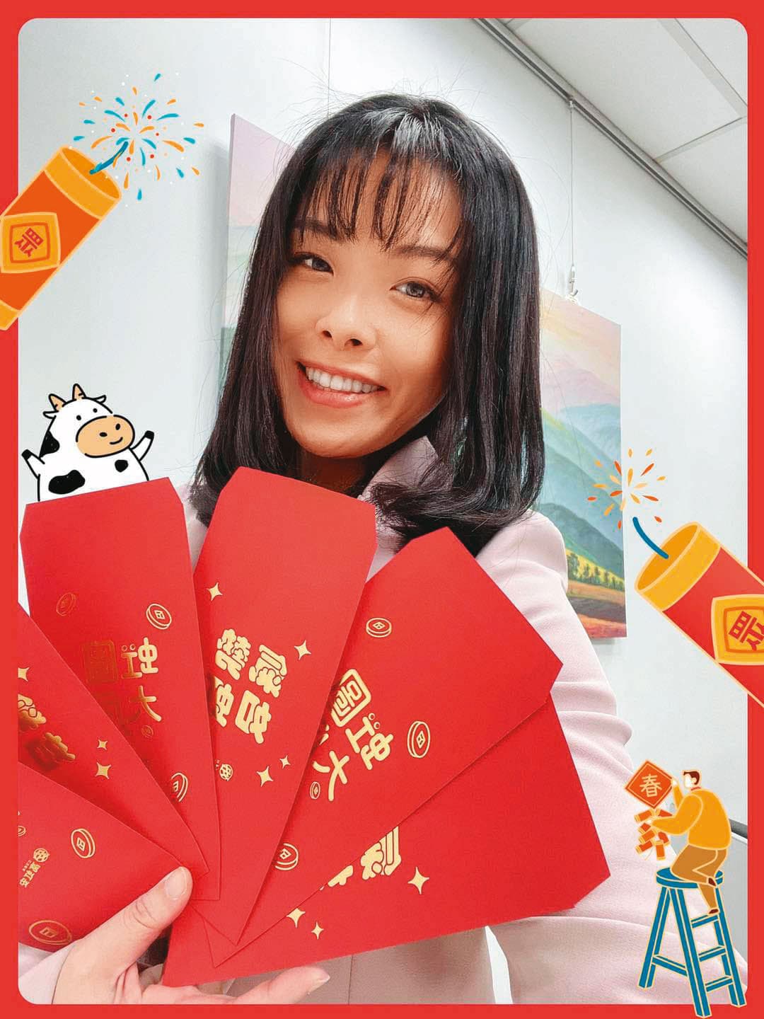 高虹安去年在臉書PO了1篇「又愛又恨的紅包開箱文」,詎料她今年犒賞助理的過年紅包竟是助理浮報加班費而來。(翻攝高虹安臉書)