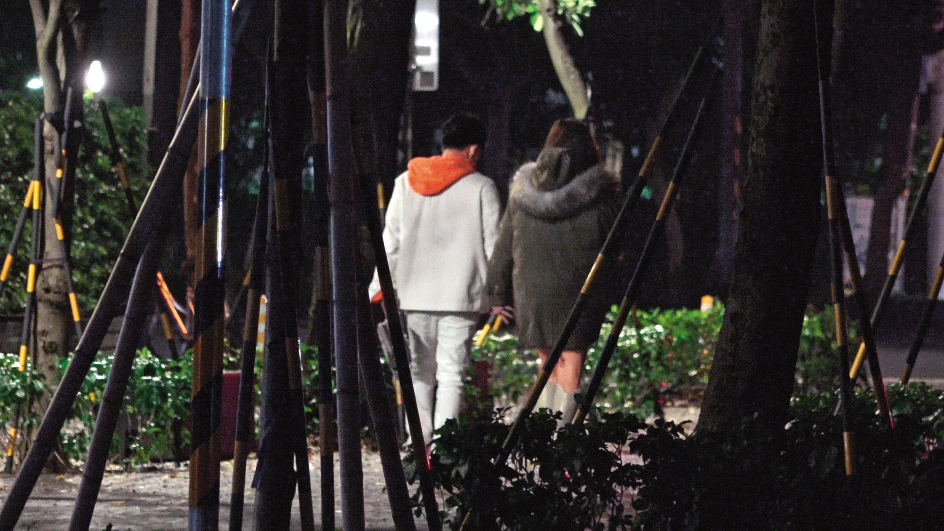 12/18 01:26 李博翔、王欣晨與友人聚會後,即手牽手離開夜店吹吹風,讓精神清醒些。