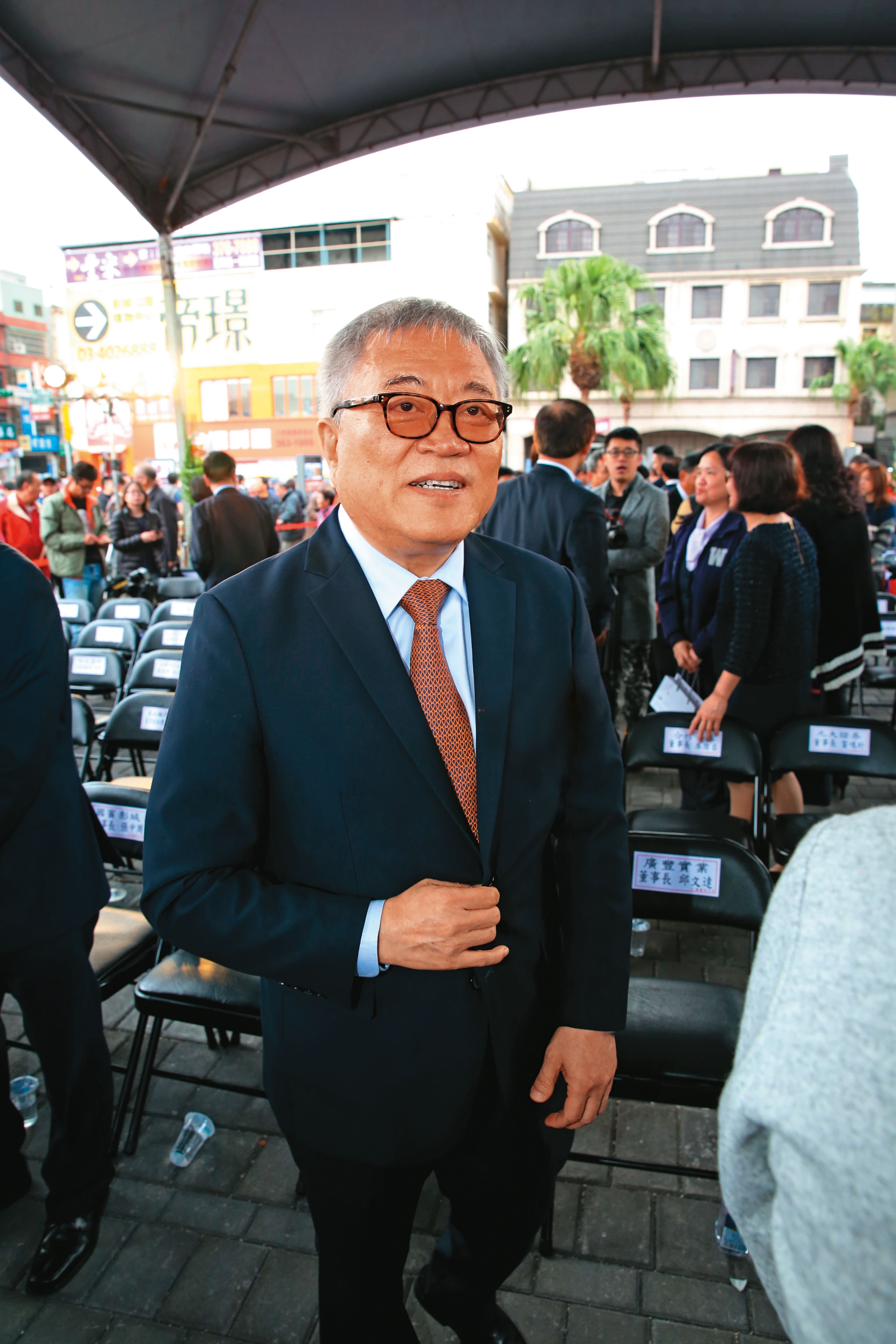 賀鳴鐸過去在廣豐負責海外事業,主導香港大中華公司交易案。