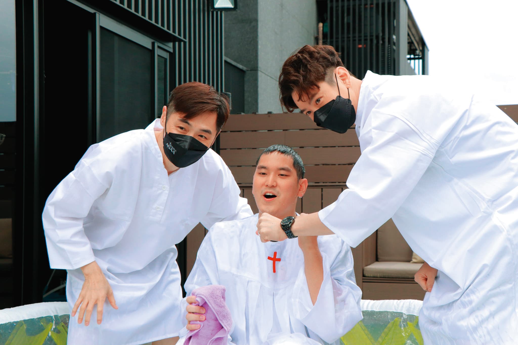 小甜甜老公宋先生(中)去年經過宋逸民(左)、吳東諺(右)的見證下受洗後,熱衷參與教會活動。(翻攝自藝起發光臉書)