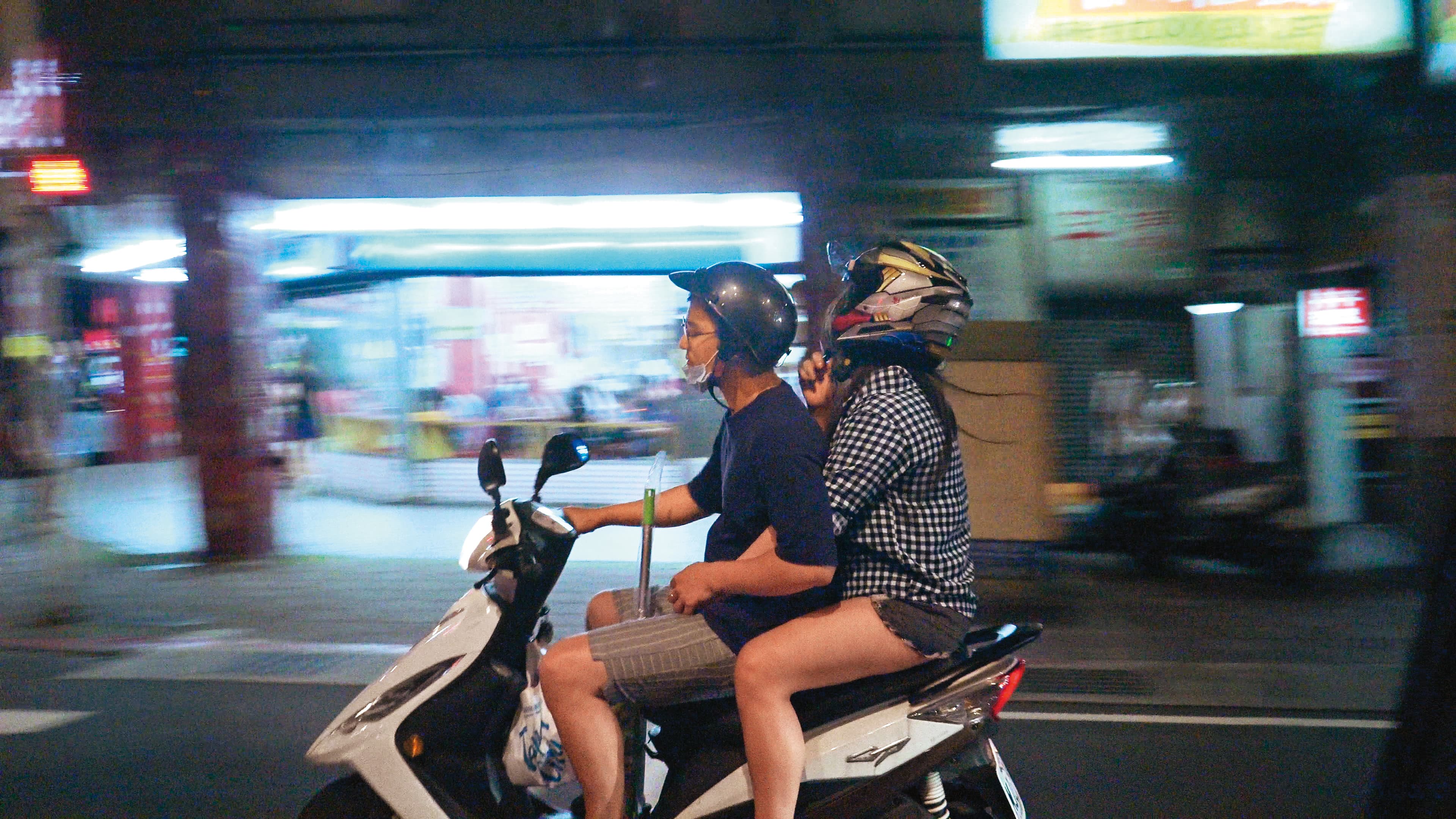 兩人接著一起搭車離開。